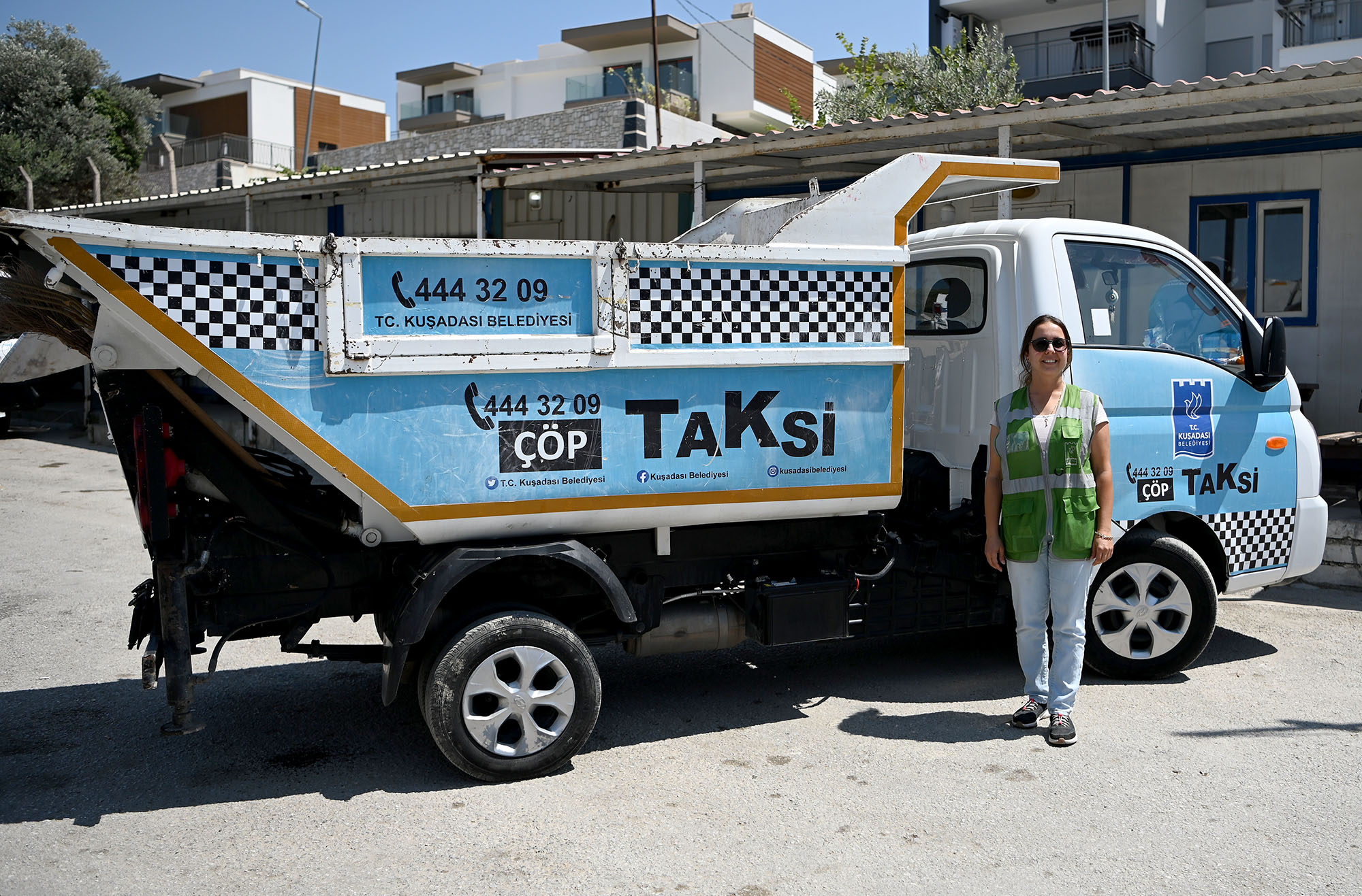 Kuşadası sokaklarında temizlik ona emanet: Alo çöp taksiye kadın eli