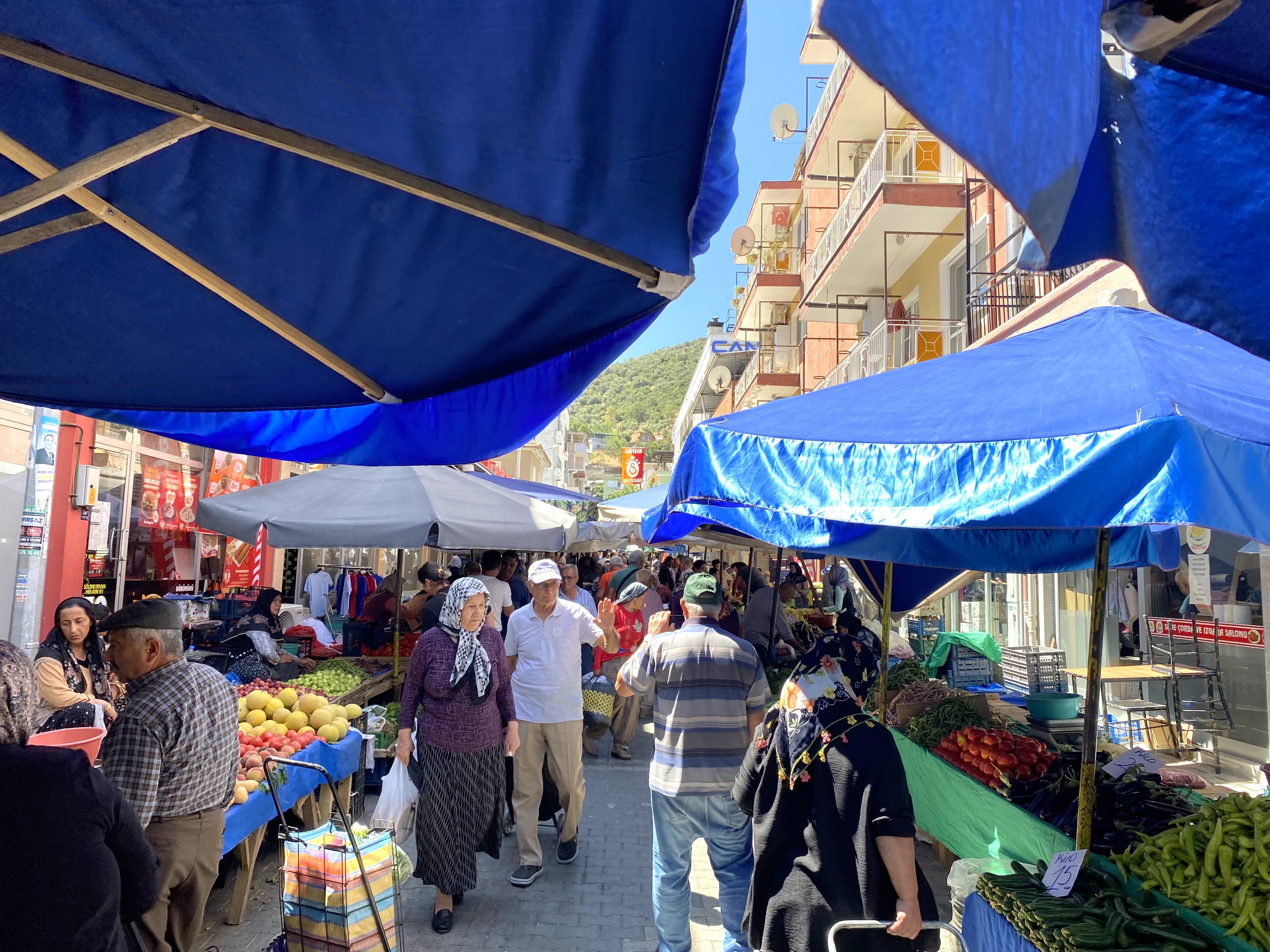 Koçarlı Pazarı’nda sabah yoğunluğu