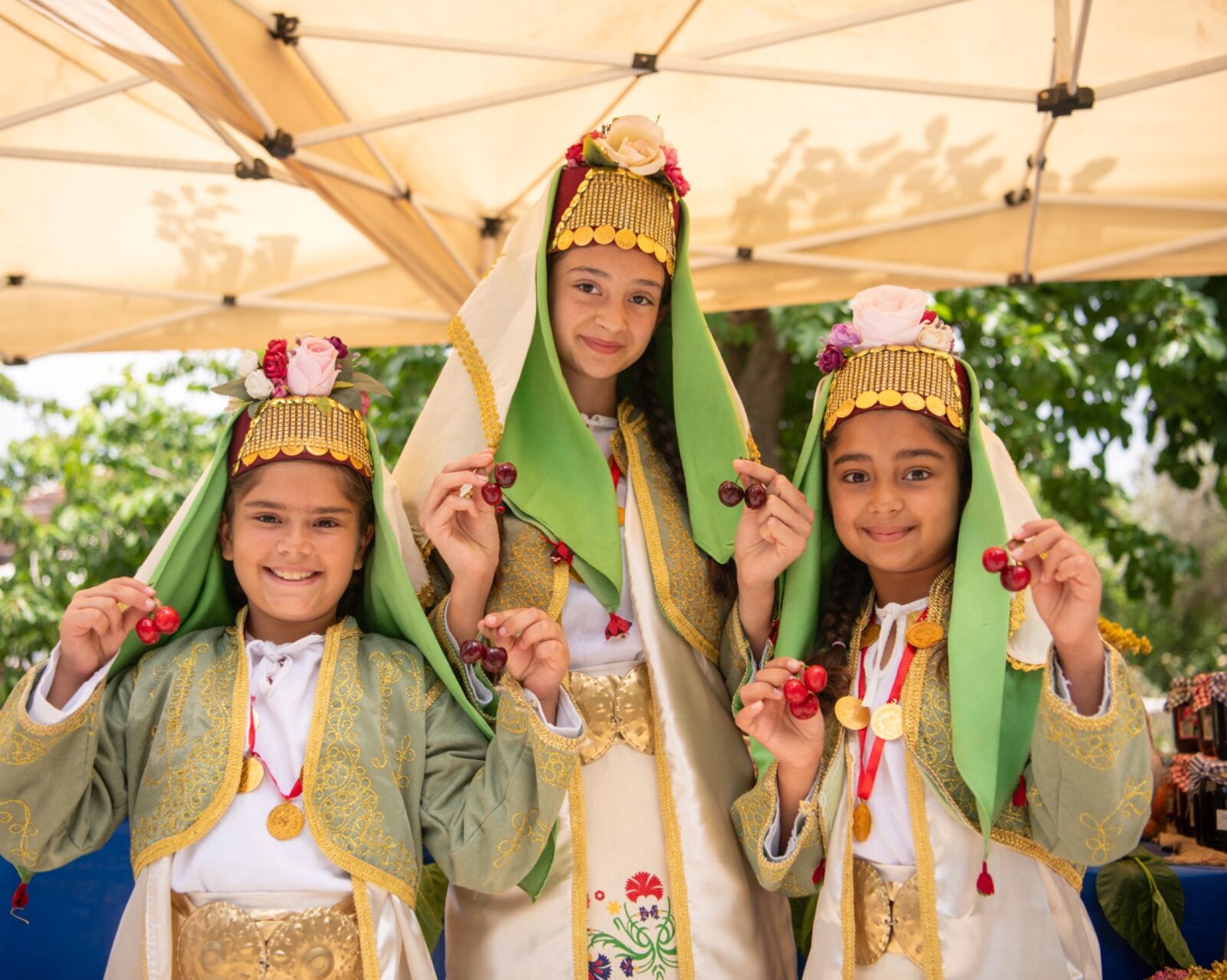Kuşadası'nda kiraz şenliği coşkuyla kutlandı