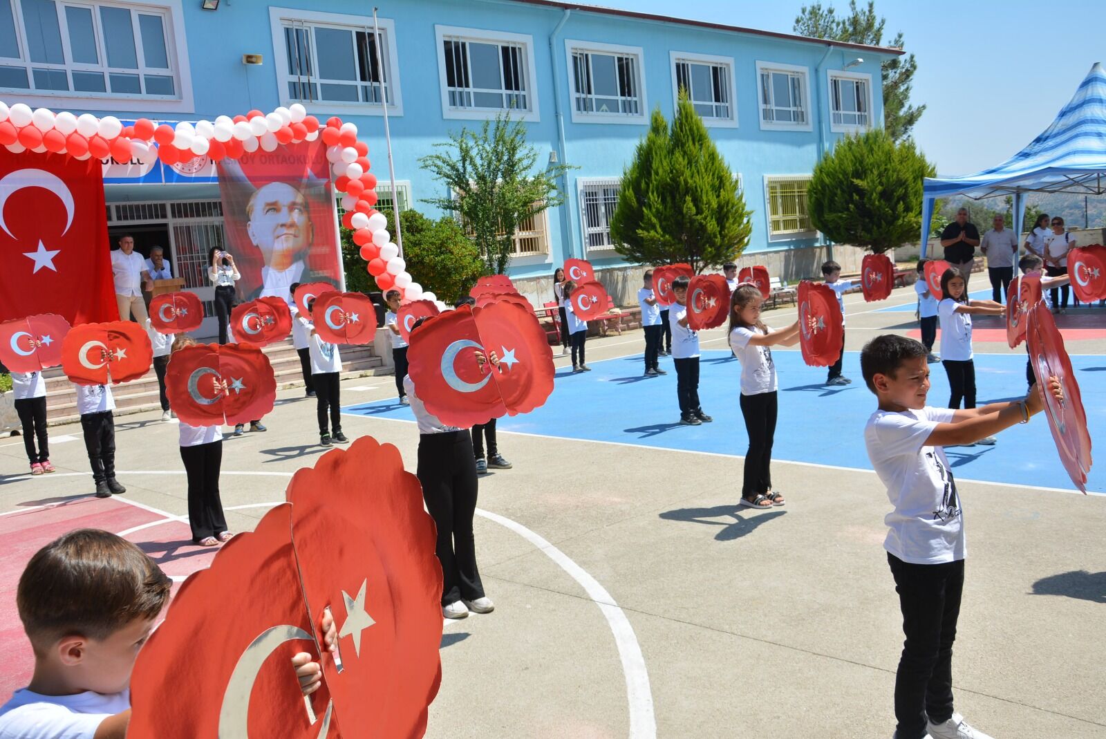 Nazilli’de 30 bin öğrenci karnesini aldı, tatil başladı