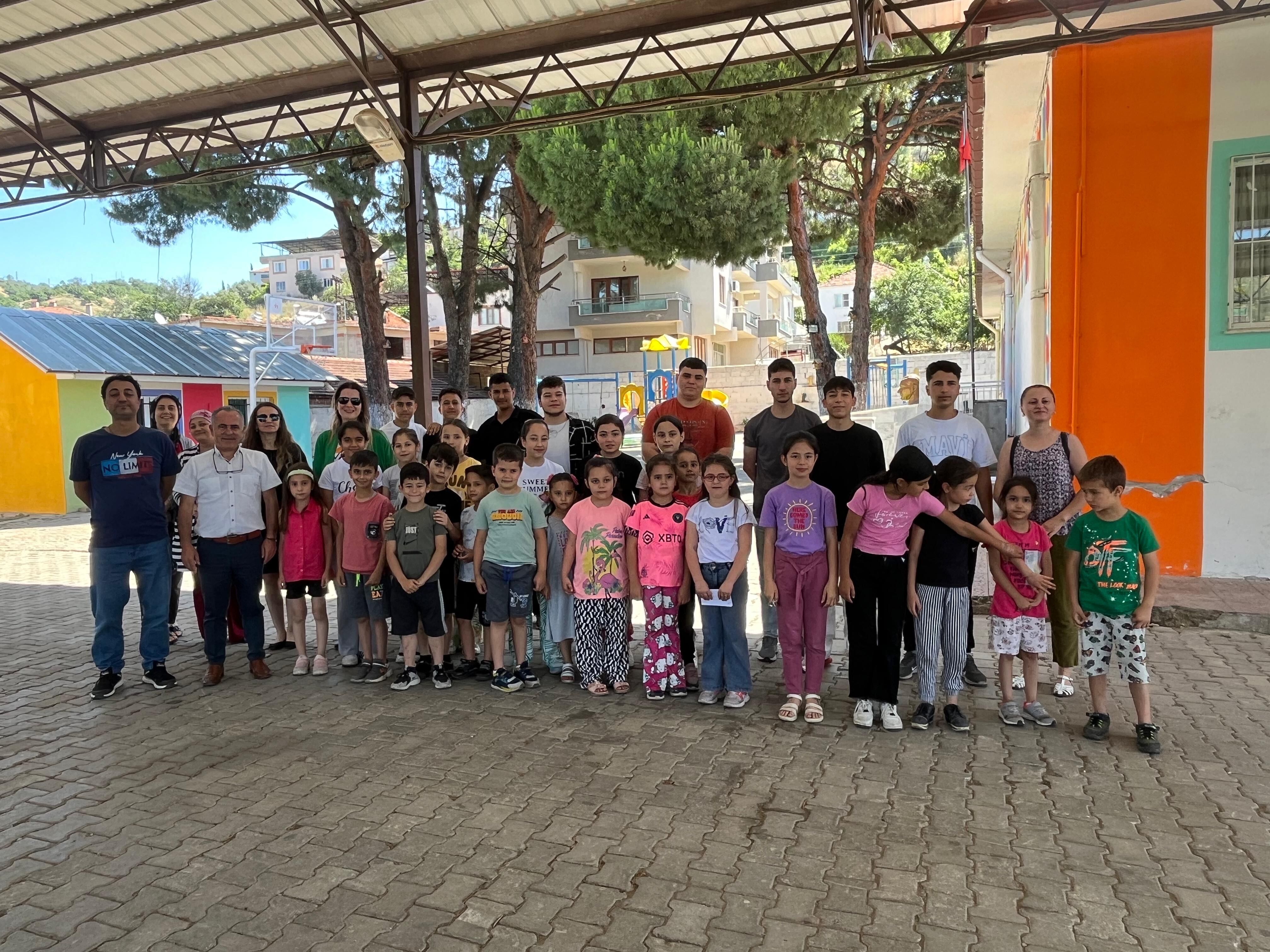Nazilli’de liseli öğrencilerden kardeş okula iyilik köprüsü
