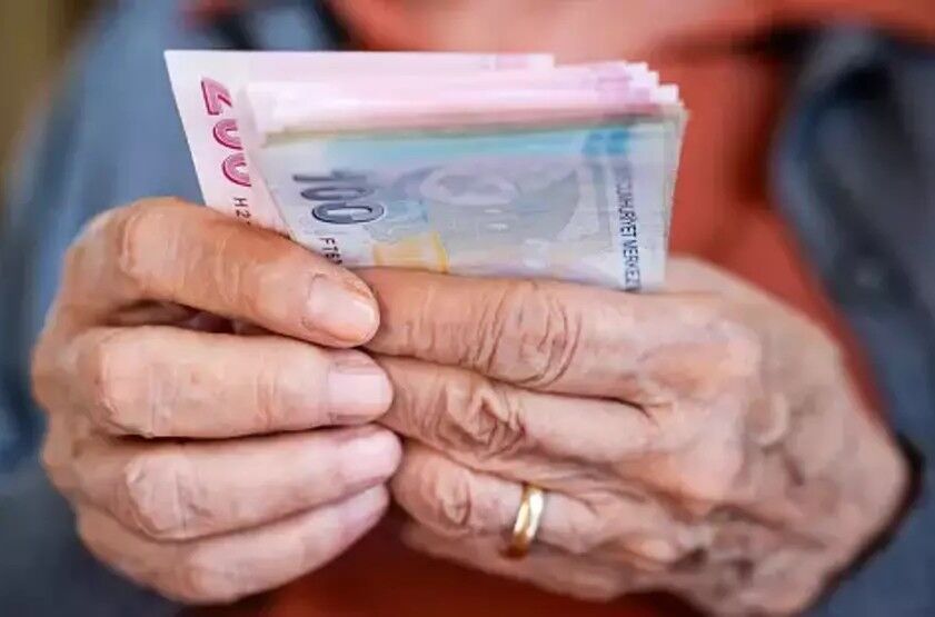 Emeklilere bayram ikramiyesi ödemesi başladı ama! Birçok kişinin hesabına 4 bin lira yatırılmıyor