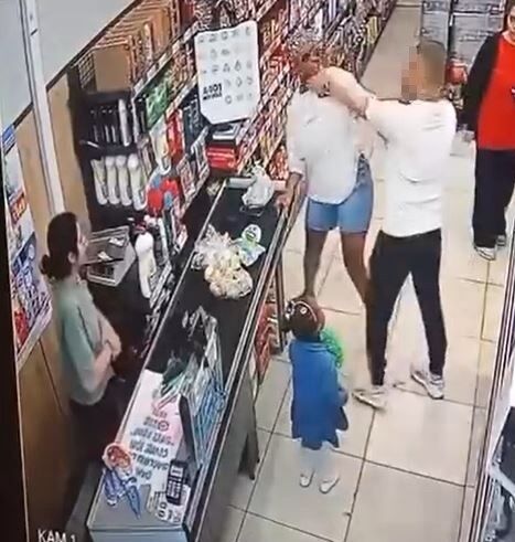 Zincir markette büyük dehşet! Tartıştığı kadını çocuğunun gözleri önünde dövdü