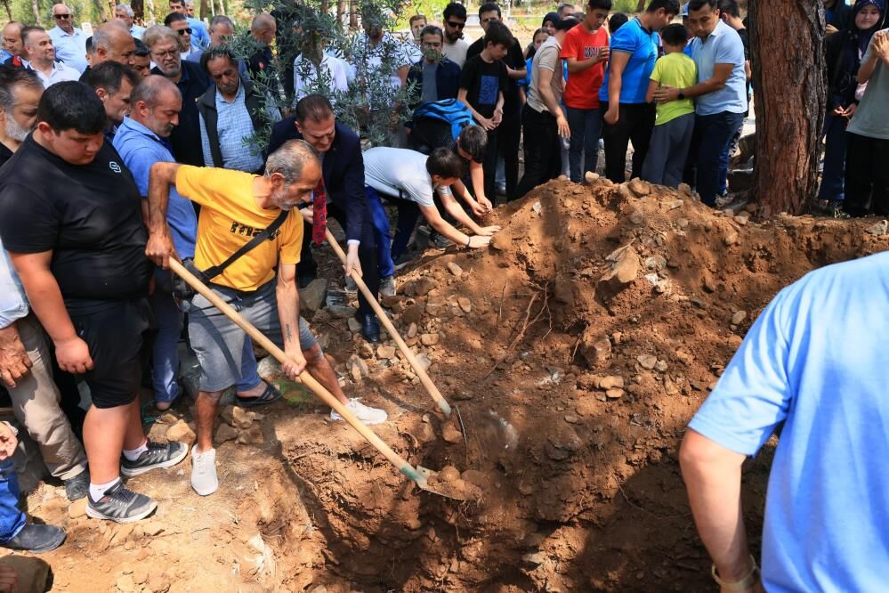 Deprem 14 yaşındaki kızı hayattan kopardı! Ailesi acıya boğuldu