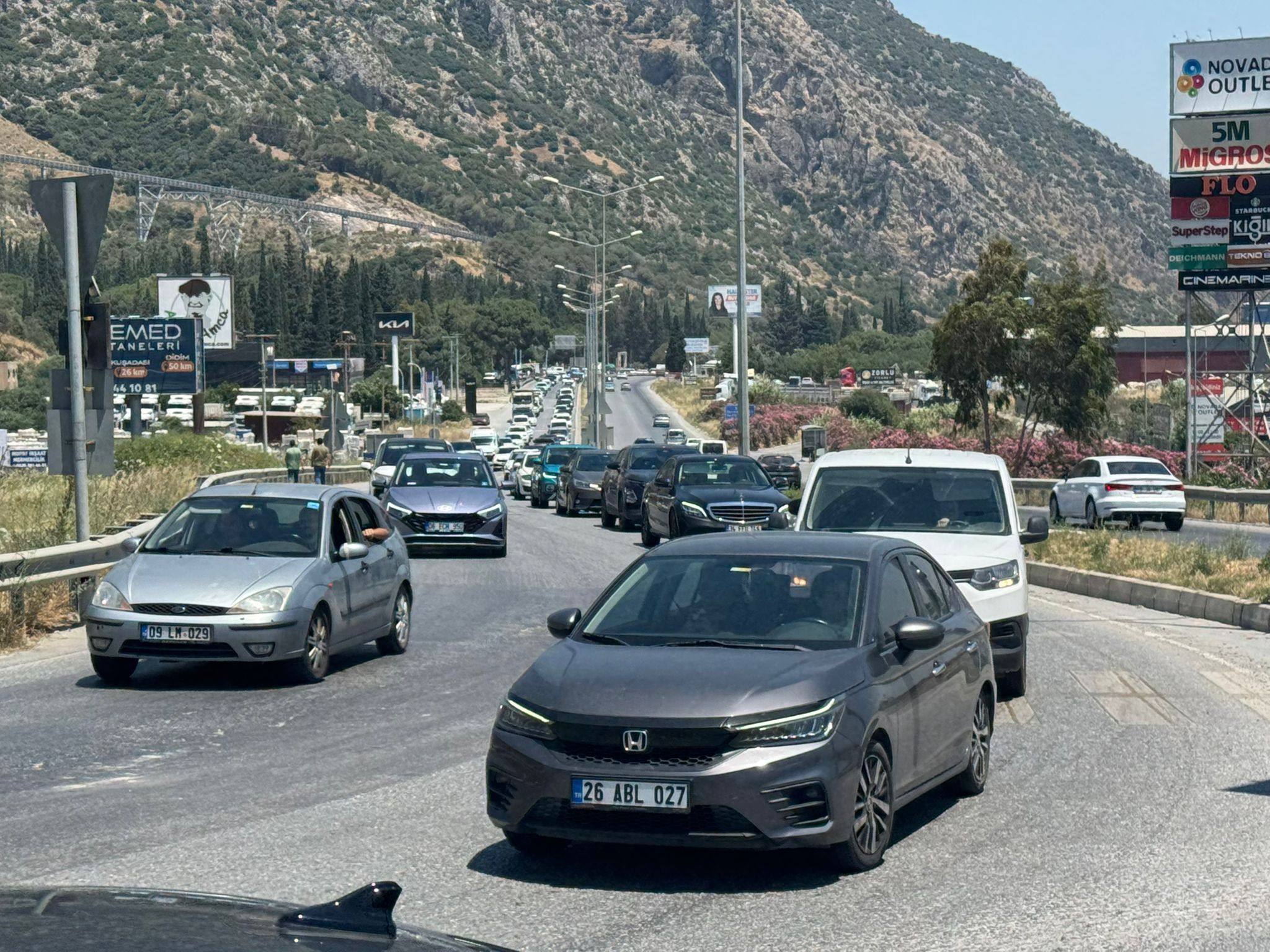 Aydın’da bayram trafiği: Tatilciler Söke’de uzun araç kuyruğu oluşturdu