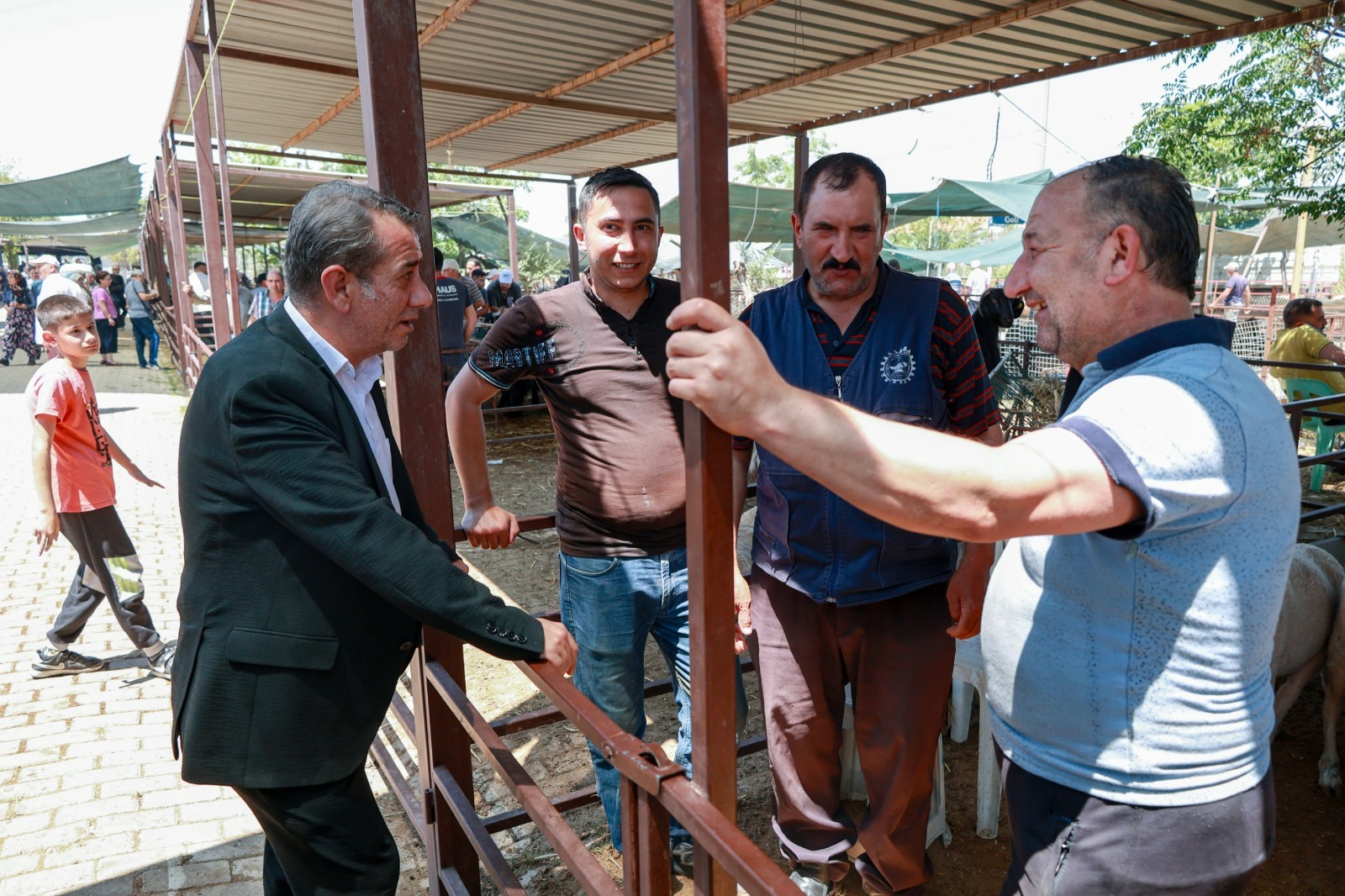 Başkan Yetişkin'den kentin en büyük hayvan pazarına ziyaret