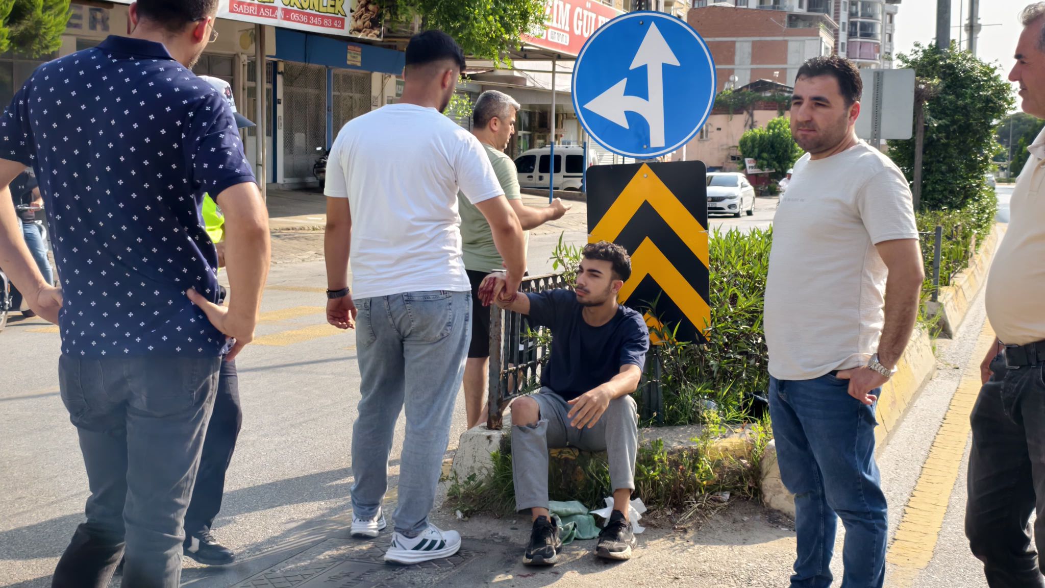 Nazilli’de motosikletle otomobil çarpıştı