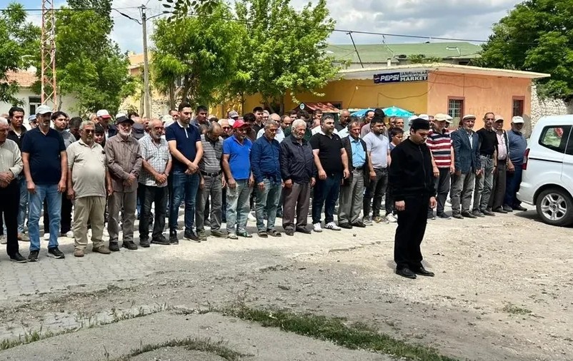Piknik yaparken kafasına kene yapıştı! Babalar Günü'nde can verip 3 çocuğunu yetim bıraktı