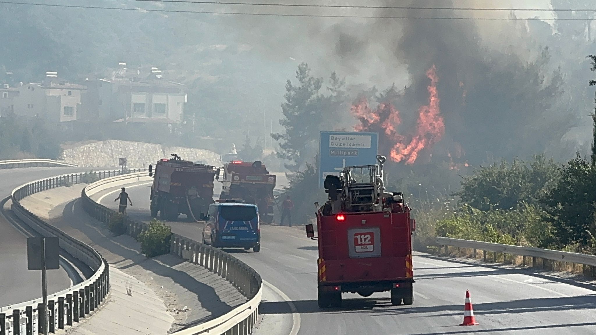 Yangınlar şiddetini artırdı: Kuşadası Çevreyolu trafiğe kapandı! 