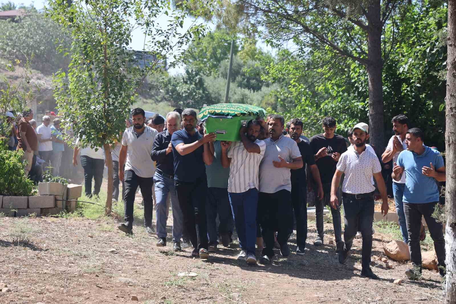 Düğün evi cenaze evine döndü! Ablasının evlenmesine üzülen kardeşi kalp krizinden öldü
