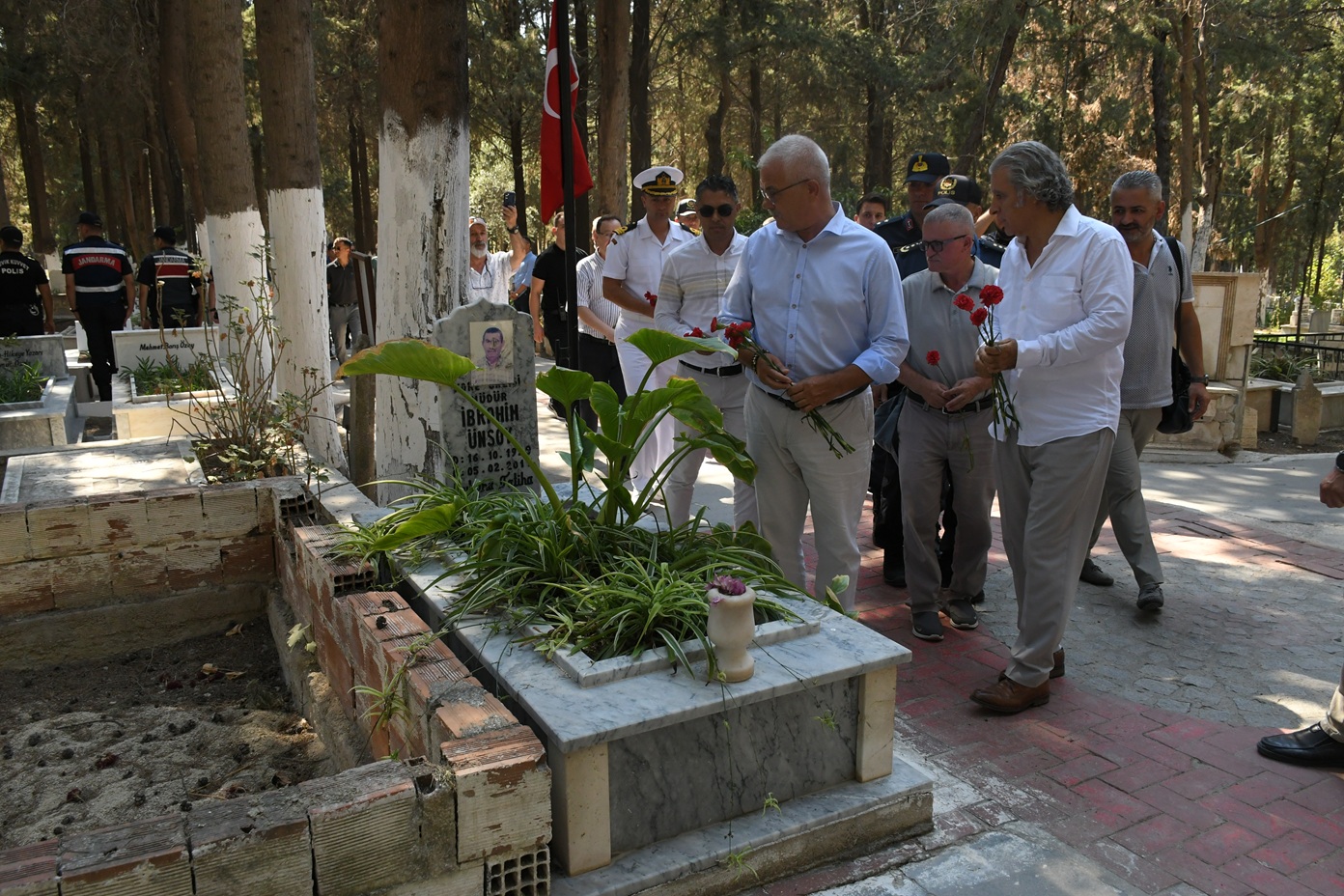 15 Temmuz'un 9'uncu yılında Kuşadası'nda şehitlere vefa