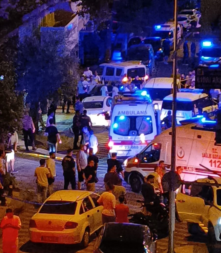 Emlak ofisi kan gölüne döndü! Ölü ve yaralılar var