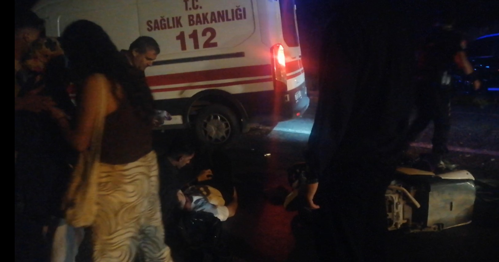 Aydın’da motosiklet ile otomobil çarpıştı: Oğlunu yerde gören babanın feryadı yürek dağladı