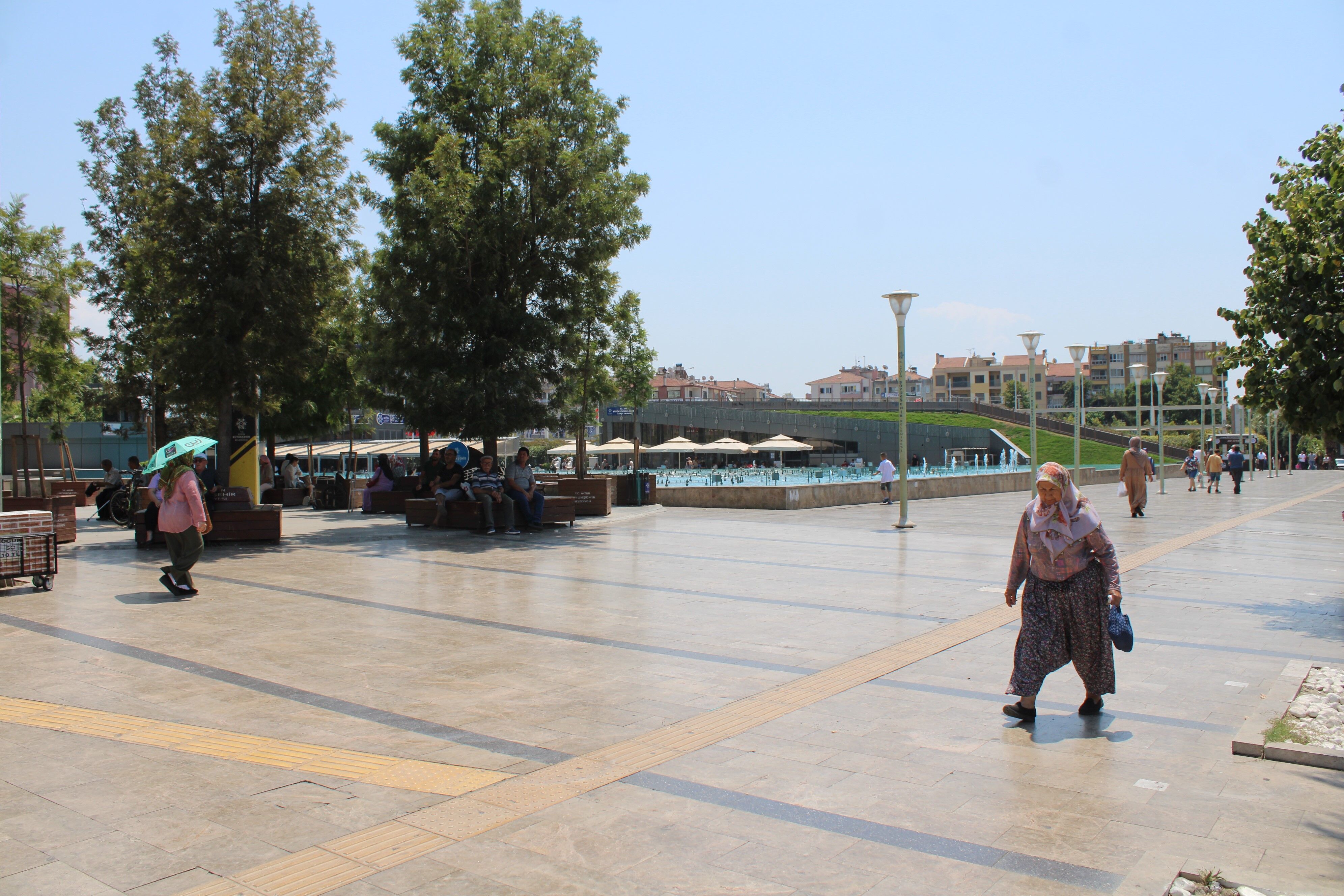 Bunaltan sıcaklıktan kaçan Aydınlılar sokağı boş bıraktı