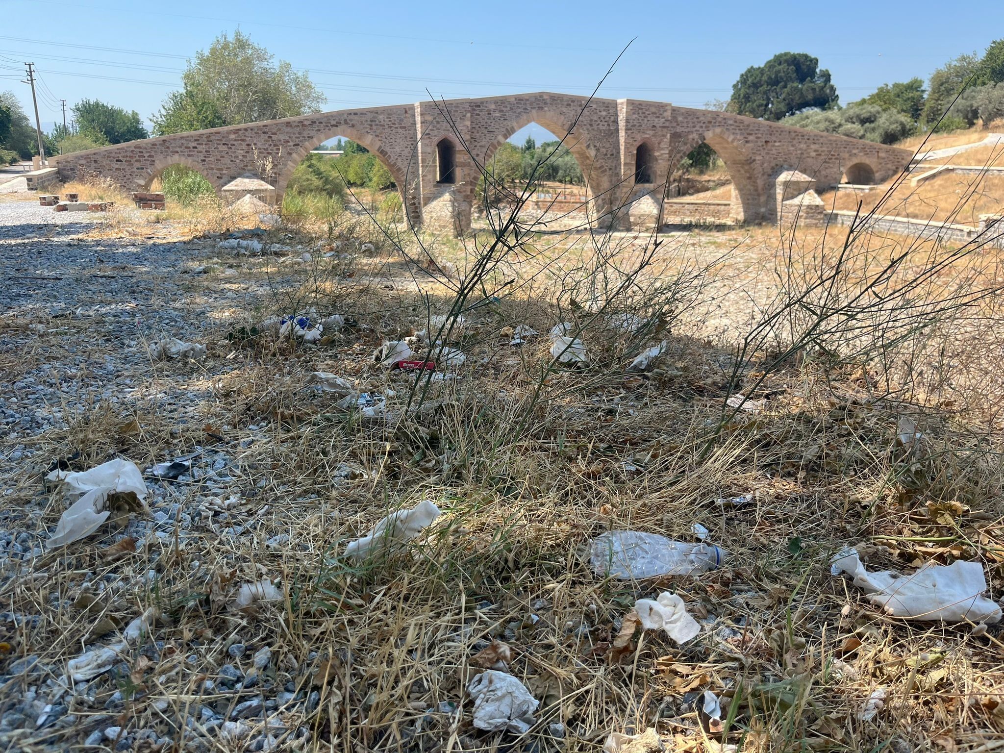 Bir senede ne hale geldi! İncirliova’daki tarihi Yunan Köprüsü çöplüğe döndü