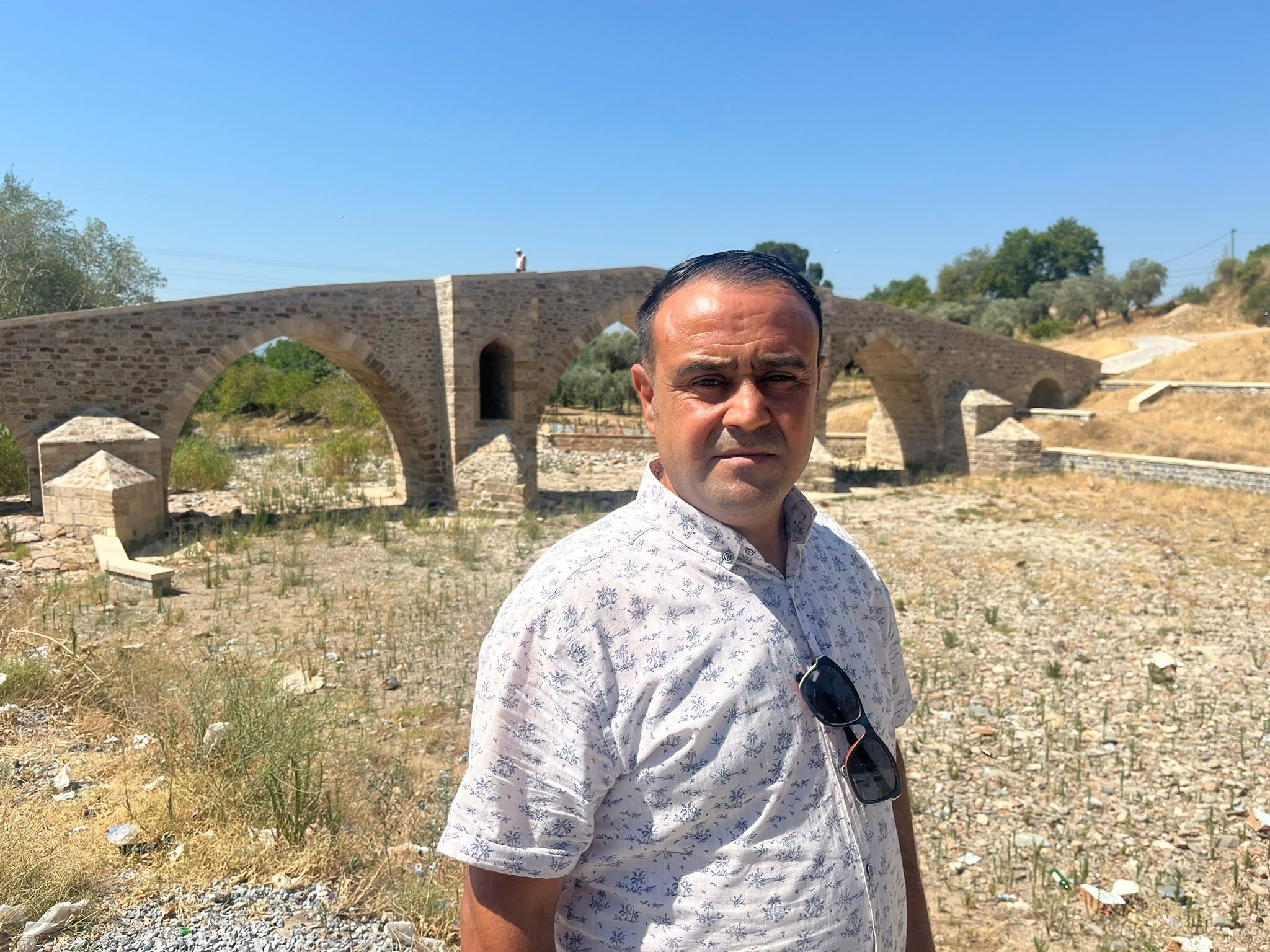 Bir senede ne hale geldi! İncirliova’daki tarihi Yunan Köprüsü çöplüğe döndü