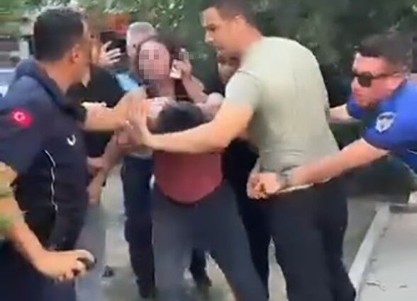 Zabıtalar seyyar satıcıyı evire çevire dövdü! Dayanamayan bir kadın fenalık geçirdi