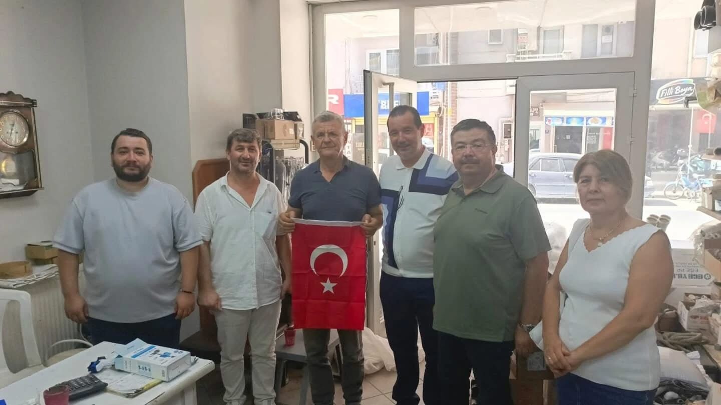 AK Parti Efeler’den esnafa bayrak hediyesi