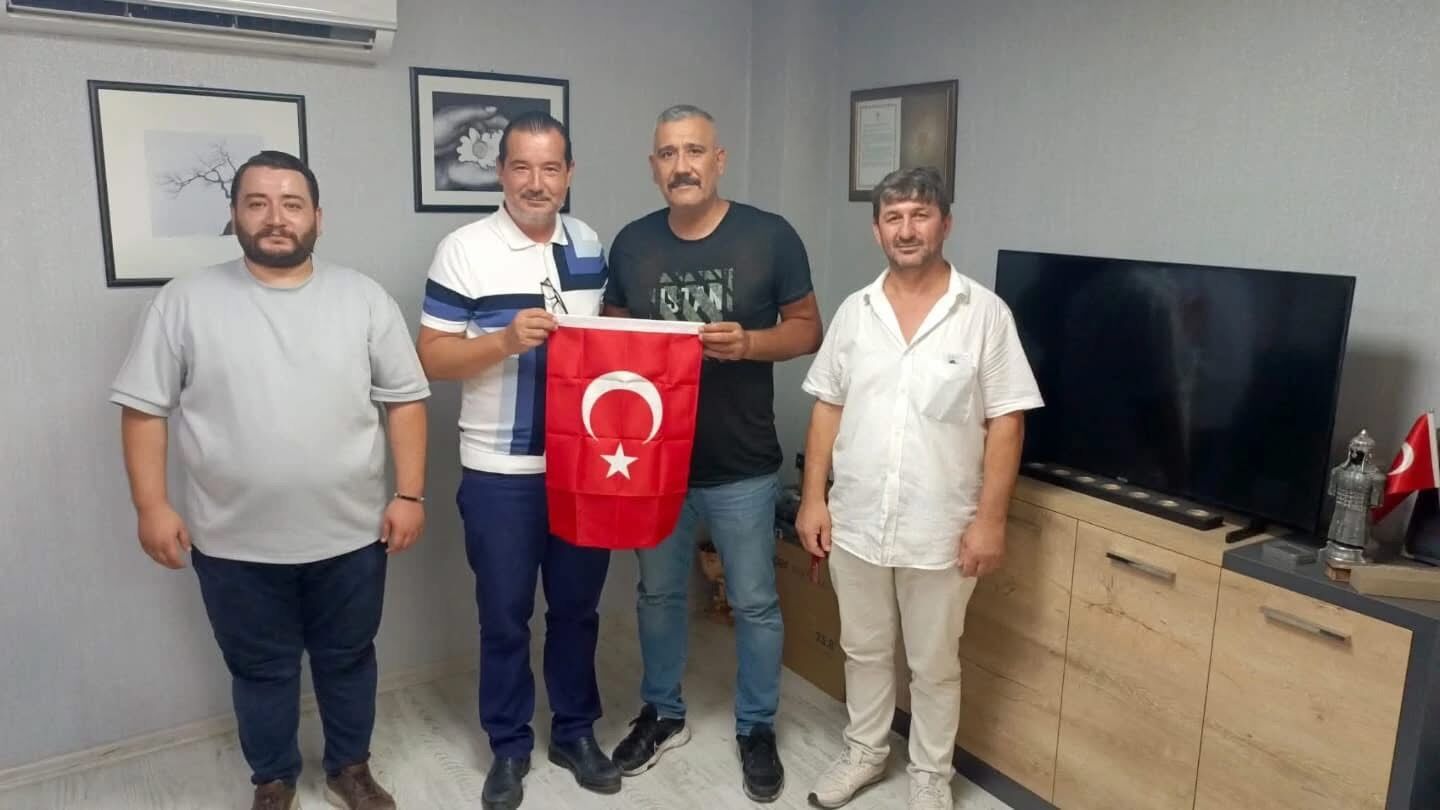 AK Parti Efeler’den esnafa bayrak hediyesi