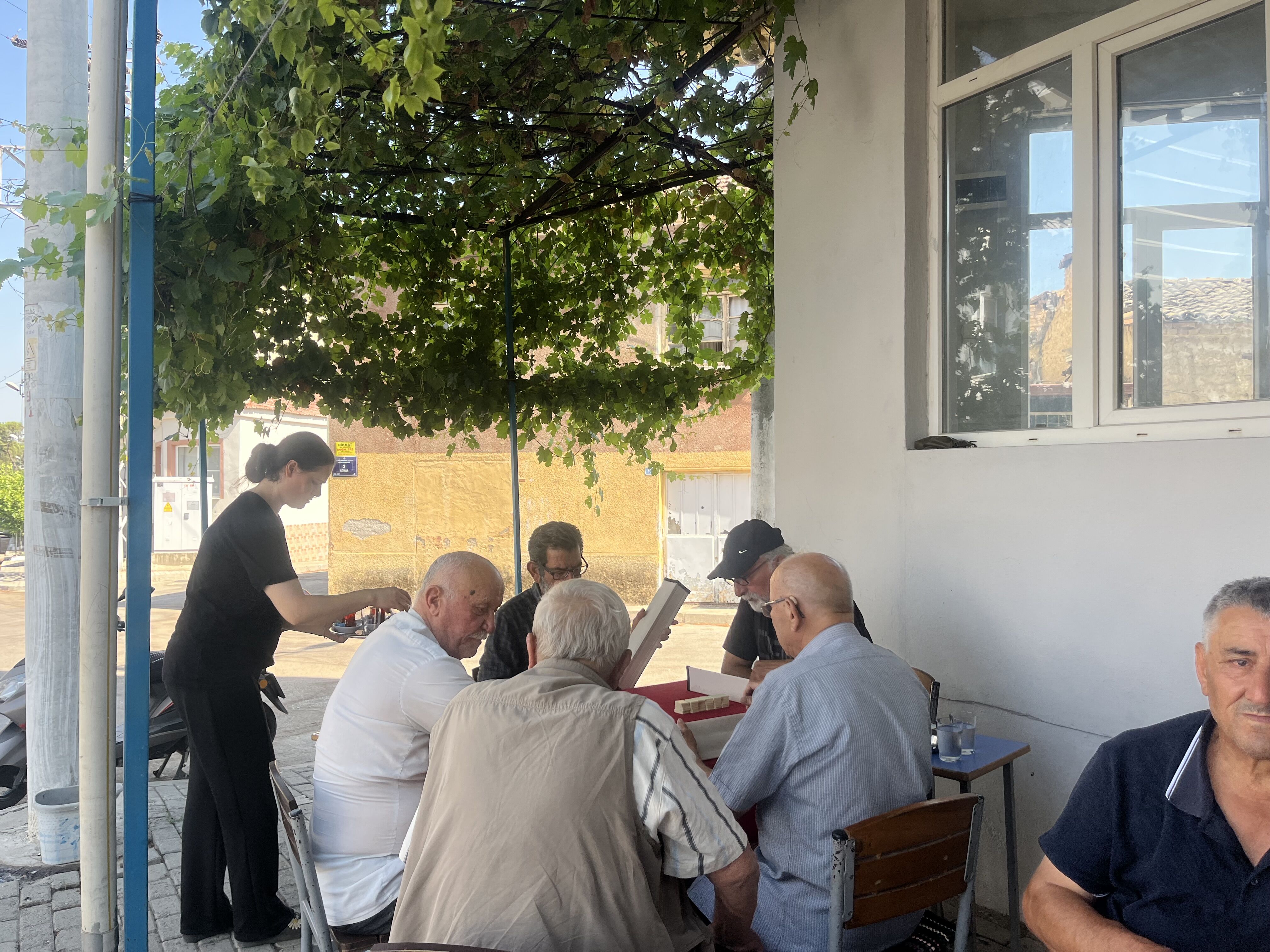 Atça’da kahvehaneye kadın eli değdi
