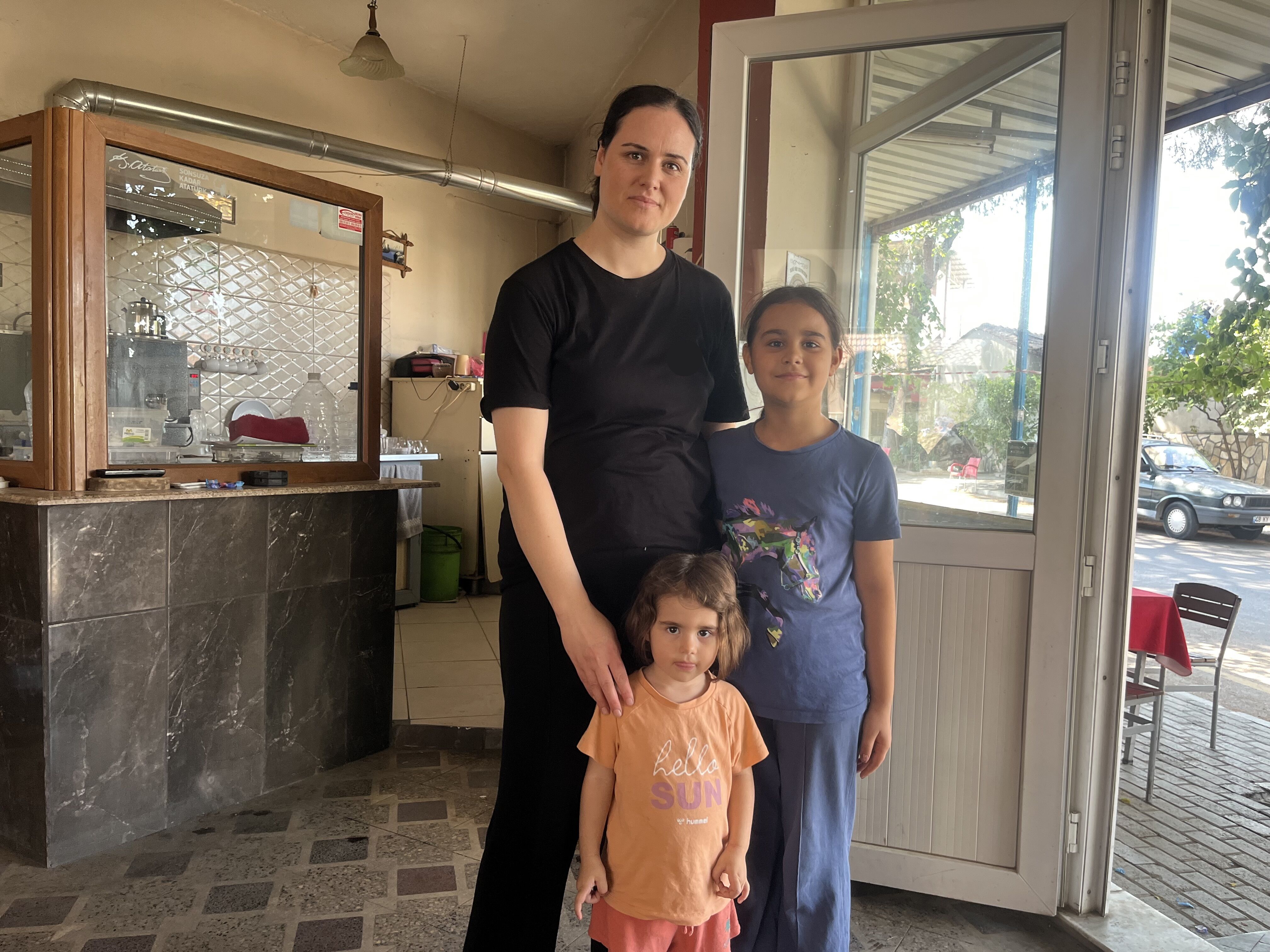 Atça’da kahvehaneye kadın eli değdi