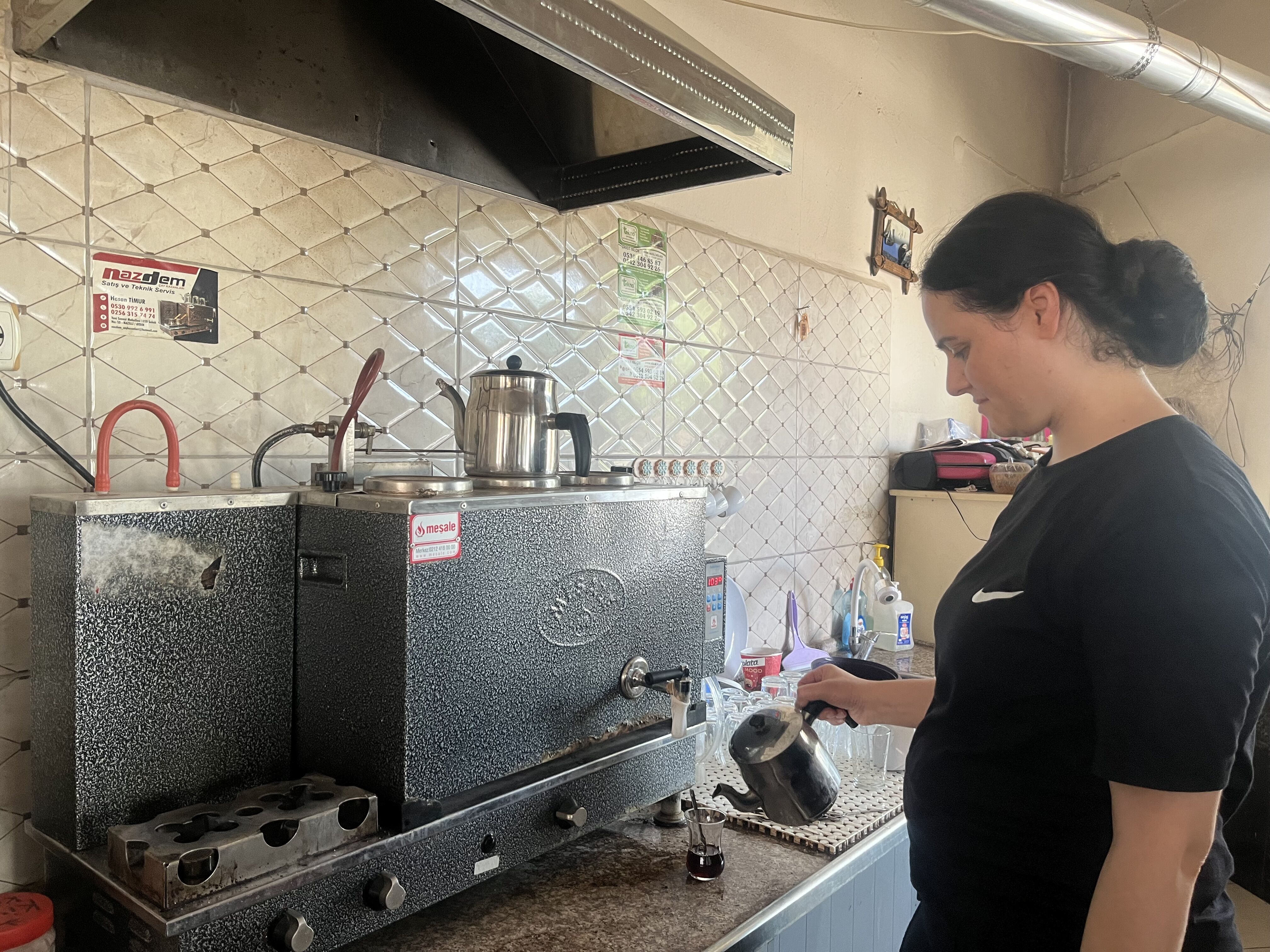 Atça’da kahvehaneye kadın eli değdi