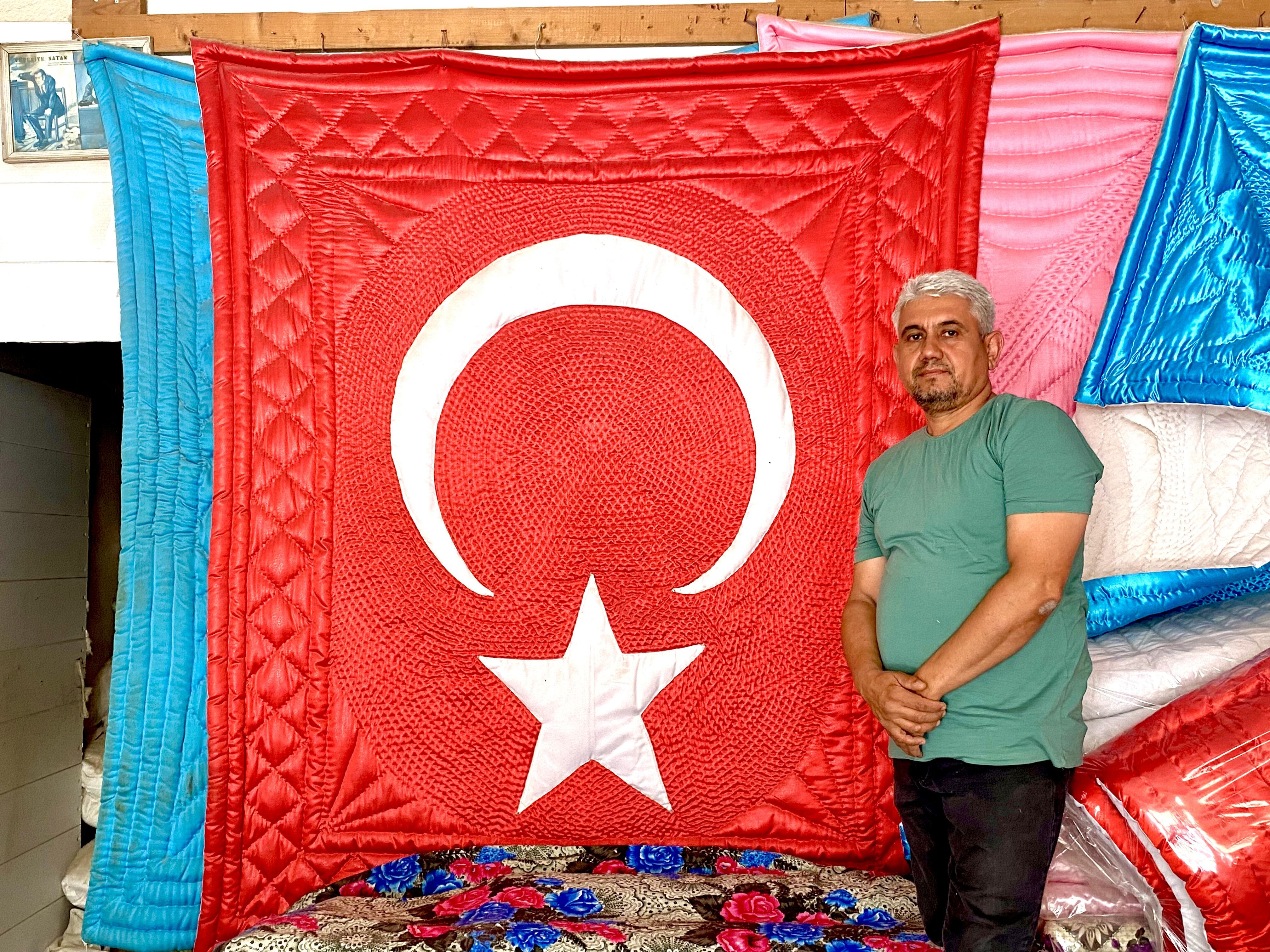 Aydın’da Türk Bayrağı sevgisini yorgana işledi/iVatan sevgisini işiyle harmanladı