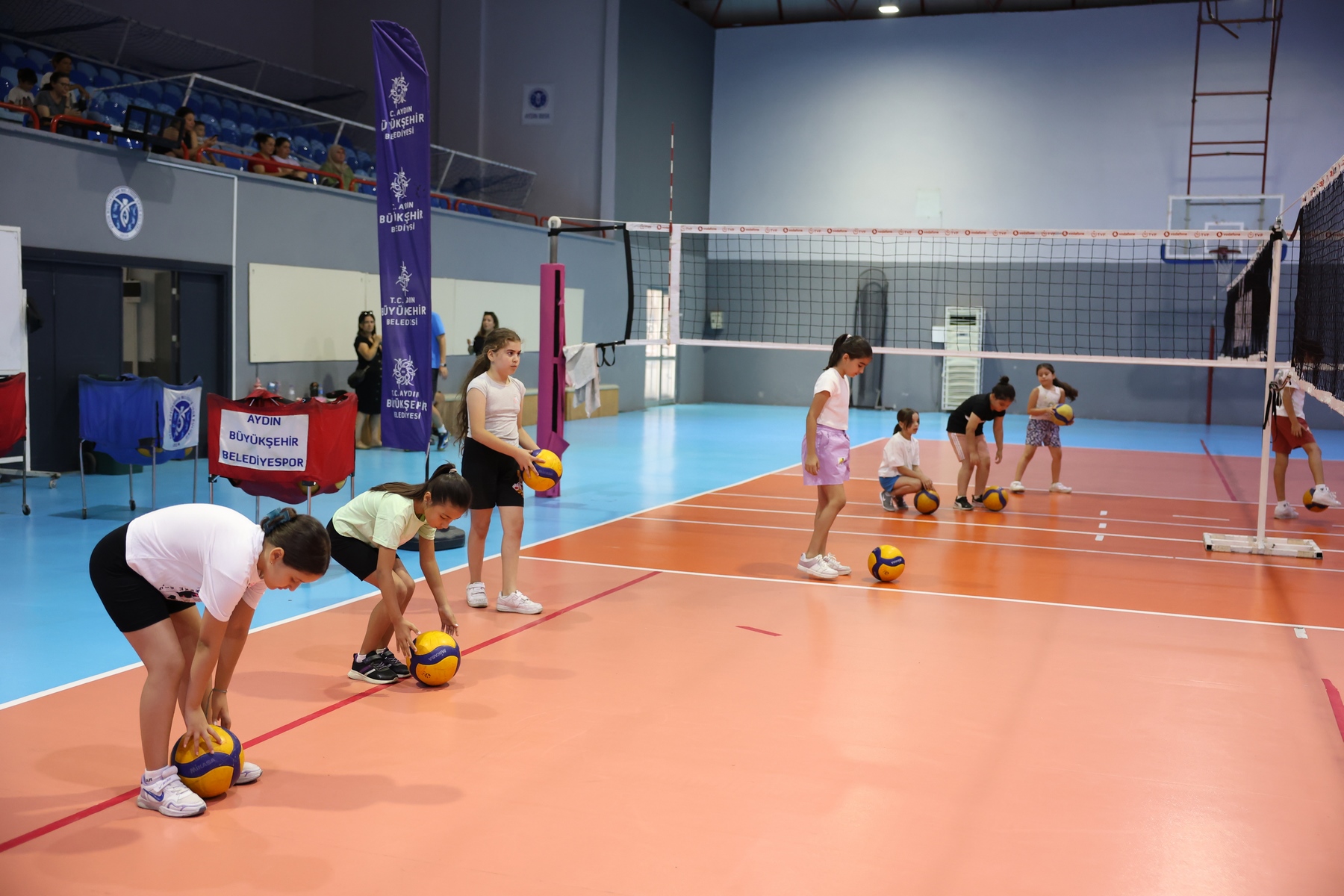Baskan Cercioglu Minik Sporculari Voleybolla Bulusturuyor 581492 82B7942169Ce380907016872D481A0F6