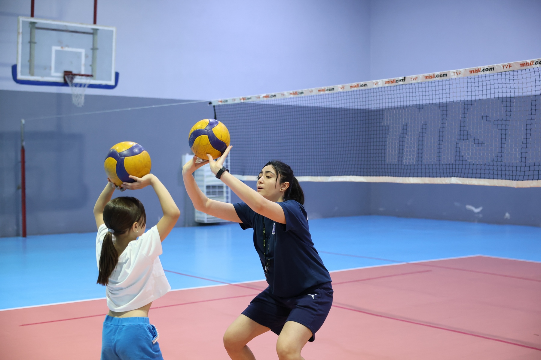 Baskan Cercioglu Minik Sporculari Voleybolla Bulusturuyor 581492 E266C78F2676Bd7F548F6A82017E6C2C