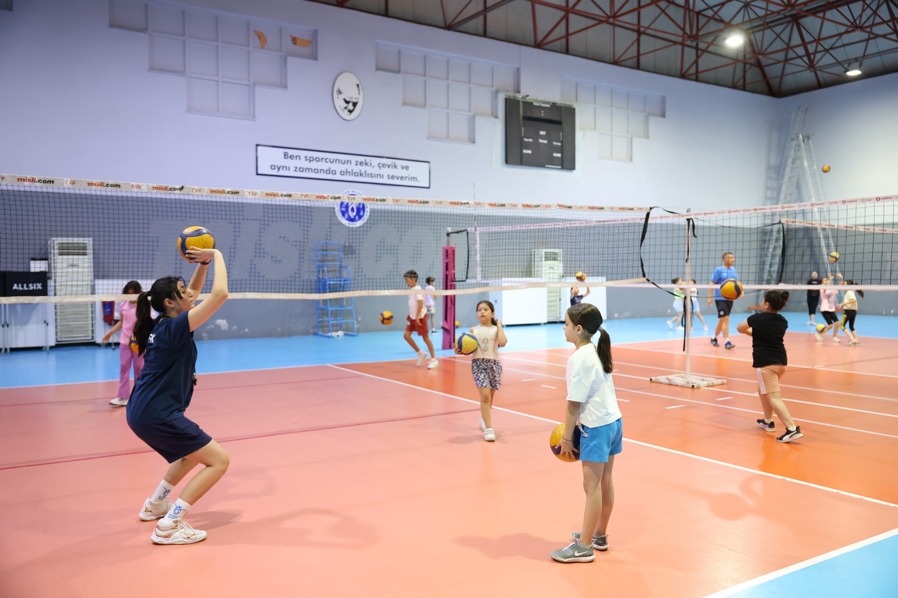 Baskan Cercioglu Minik Sporculari Voleybolla Bulusturuyor 581492 Eb8Ab9000D4520Ed8273665Ac6Cd4053
