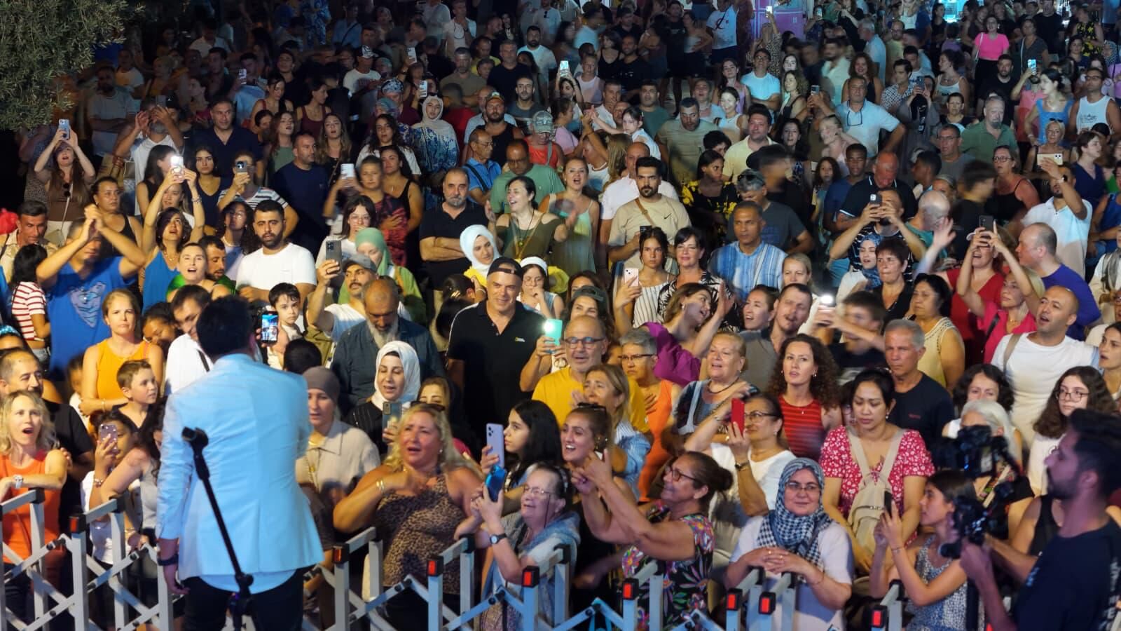 Başkan Çerçioğlu’ndan Kuşadası’nda müzik dolu gece