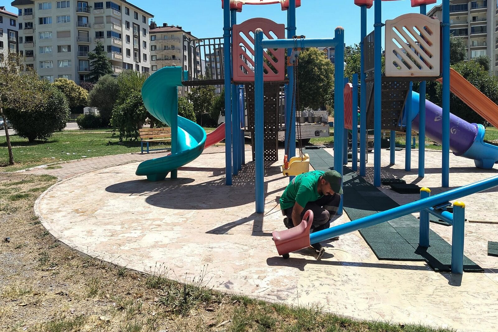 Baskan Yetiskinle Parklar Yenileniyor Cocuklar Guvenle Oynuyor 580159 F94390D4F0D65Aaea12C69B849C2B462