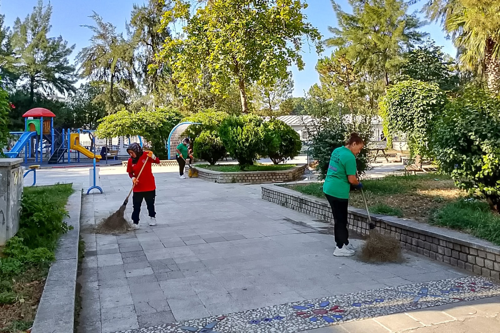 Efeler Parklarina Anne Eli Degiyor 582319 B81Ab634Aee0D04874Ec035809Cec0F9