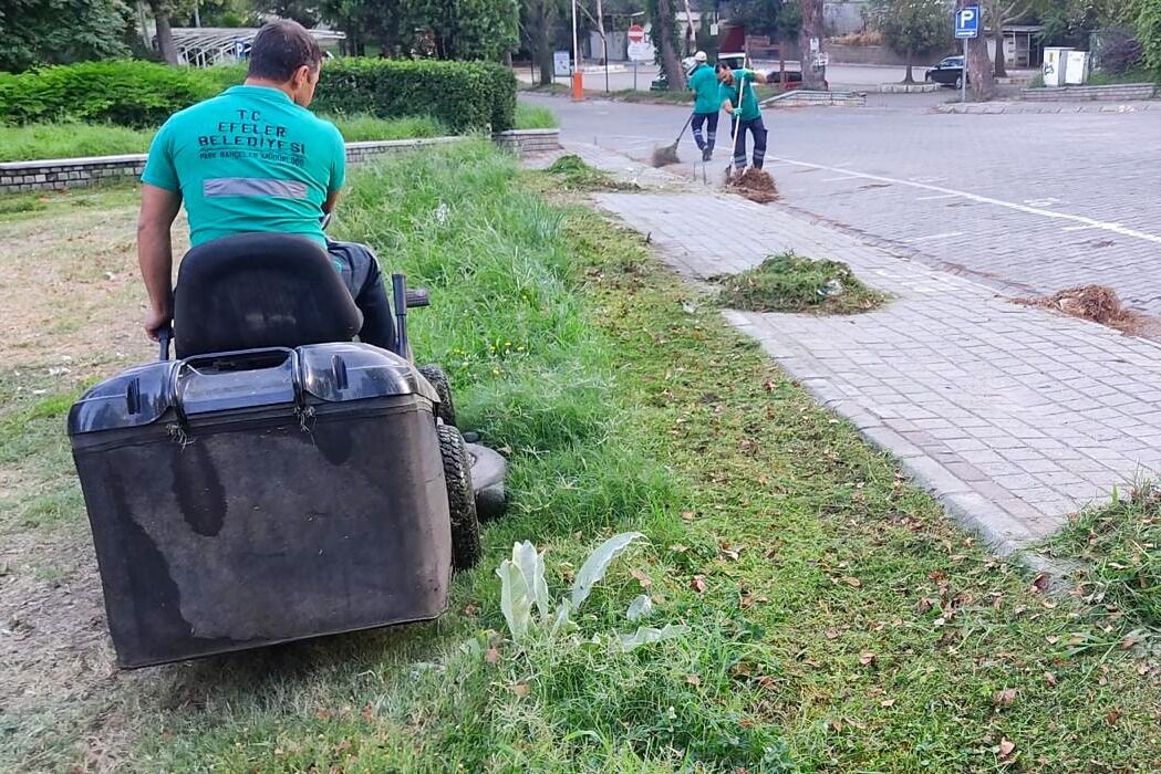 Efelerde Yaz Temizligi Hiz Kesmiyor Vatandaslardan Baskan Yetiskine Tesekkur 586767 Ab00Cca72319Db5D05Bbd640772D7795