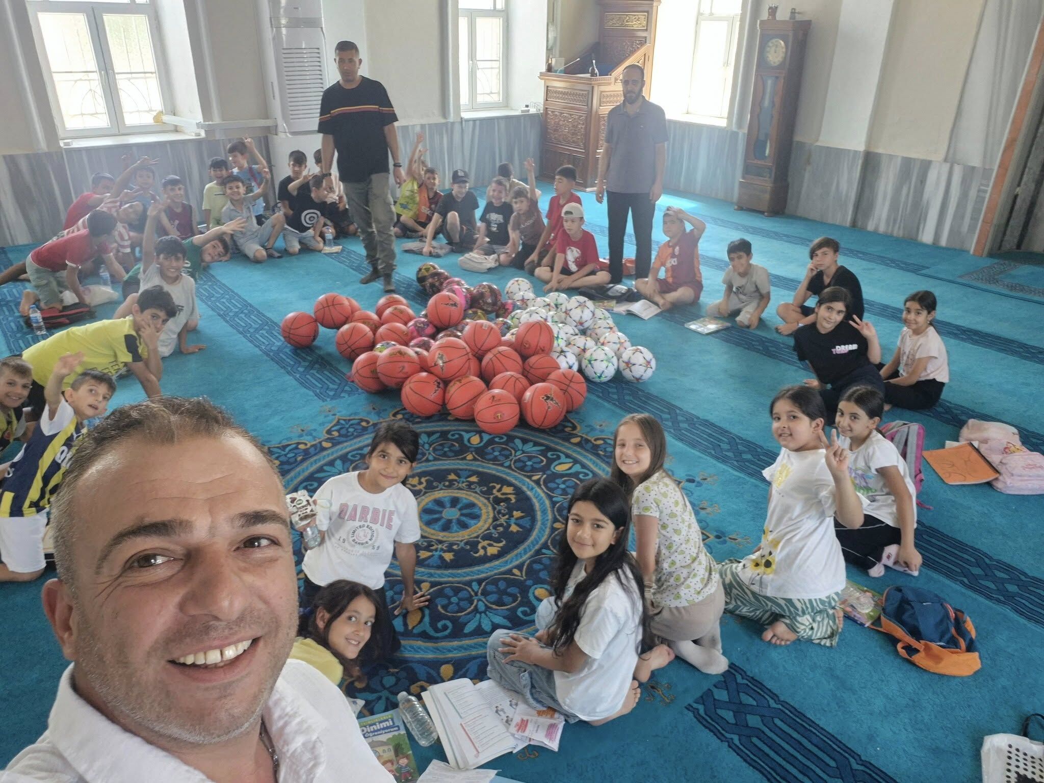 Germencikte Ogrencilere Anlamli Surpriz Her Teneffus Farkli Hediye Aliyorlar 585430 B09F340B70Ea0E2Fb7Ff76E3Fc0D7145
