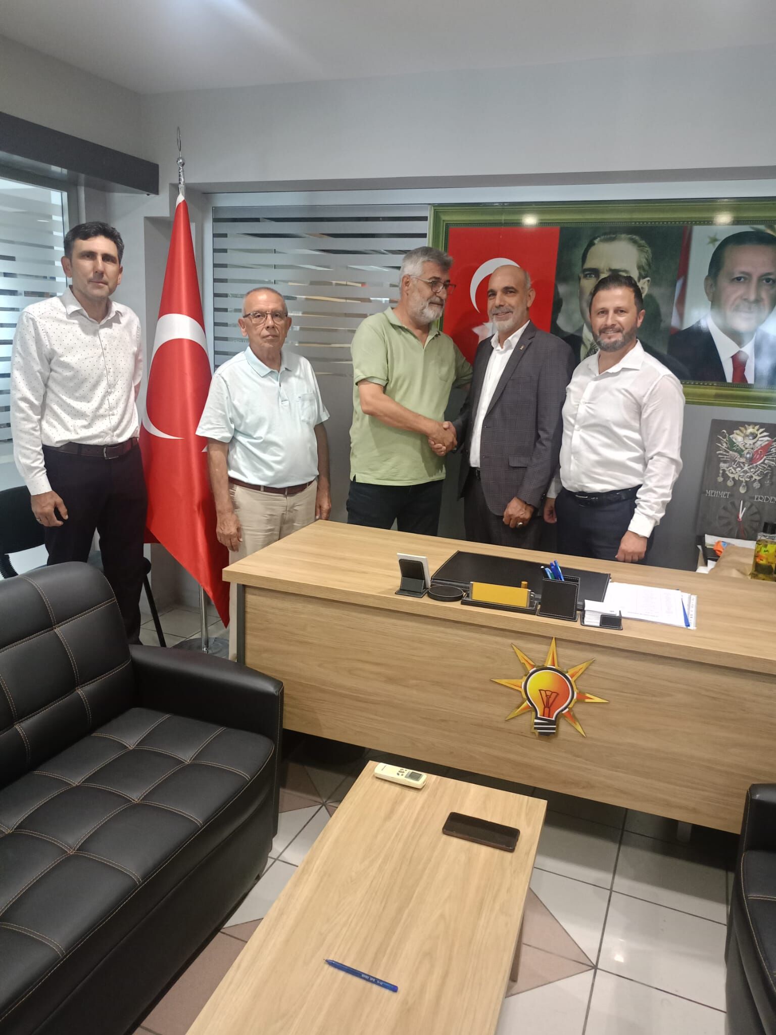 Incirliovanin Sevilen Ismi Ak Parti Saflarina Geri Dondu 586359 61Fcf950F36Ad0726F90B92C783136D6