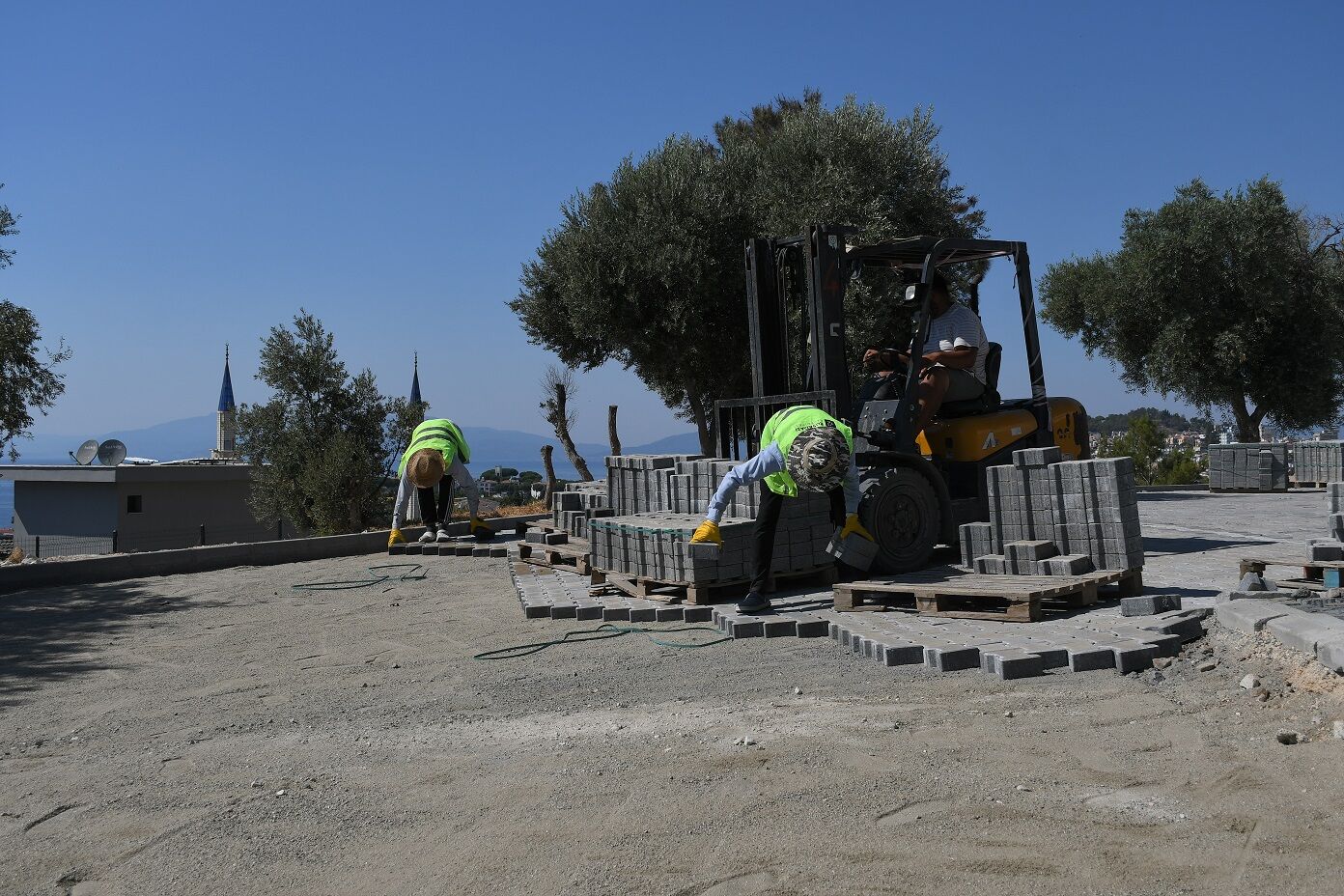 Kusadasi Belediyesinden Kadinlar Denizi Mahallesinde Yol Yenileme Calismasi 585804 9Fba63459450212B957C256B8D7F541B