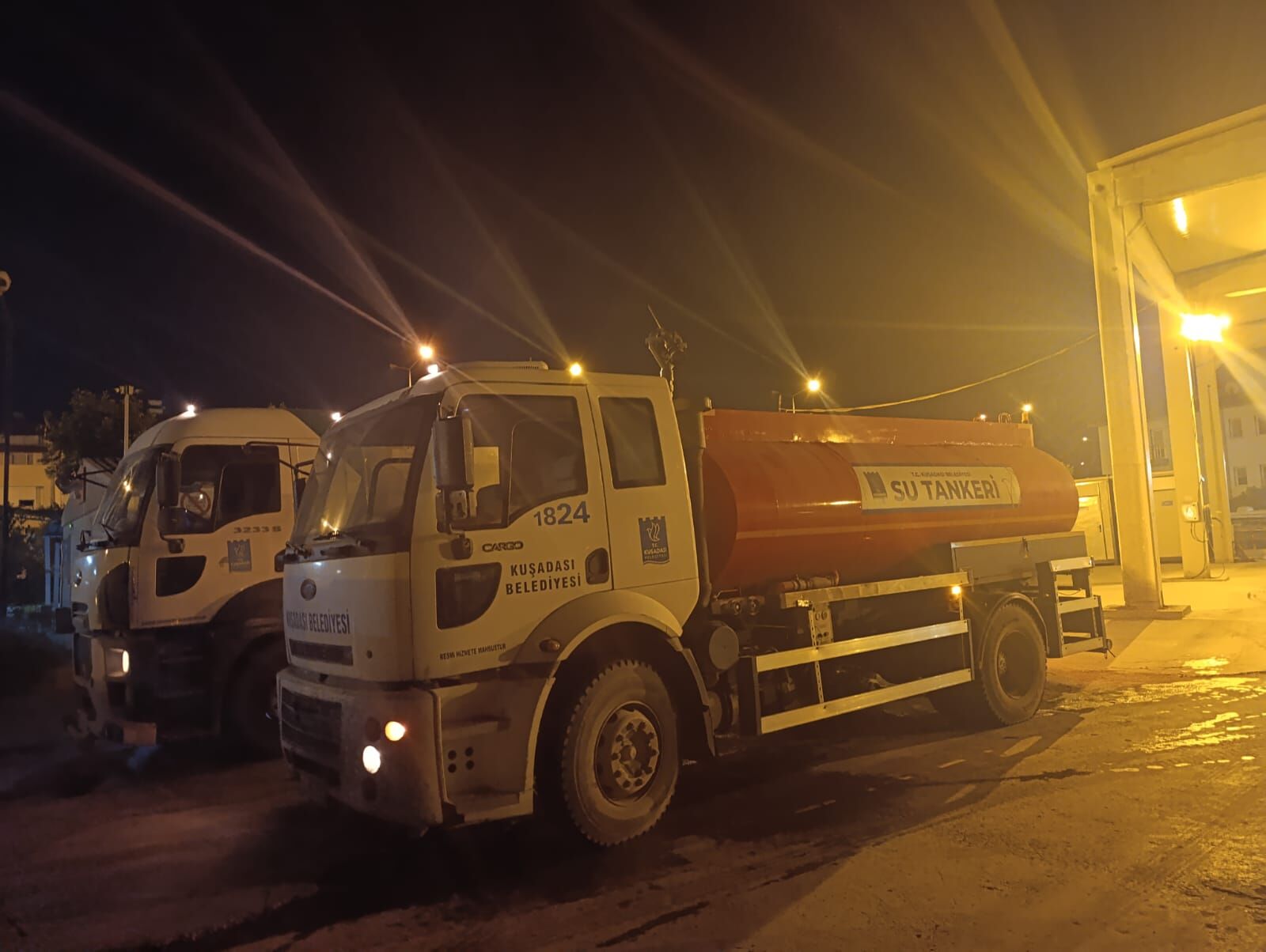 Kuşadası Belediyesi’nden Seferihisar’daki yangınla mücadeleye gece desteği