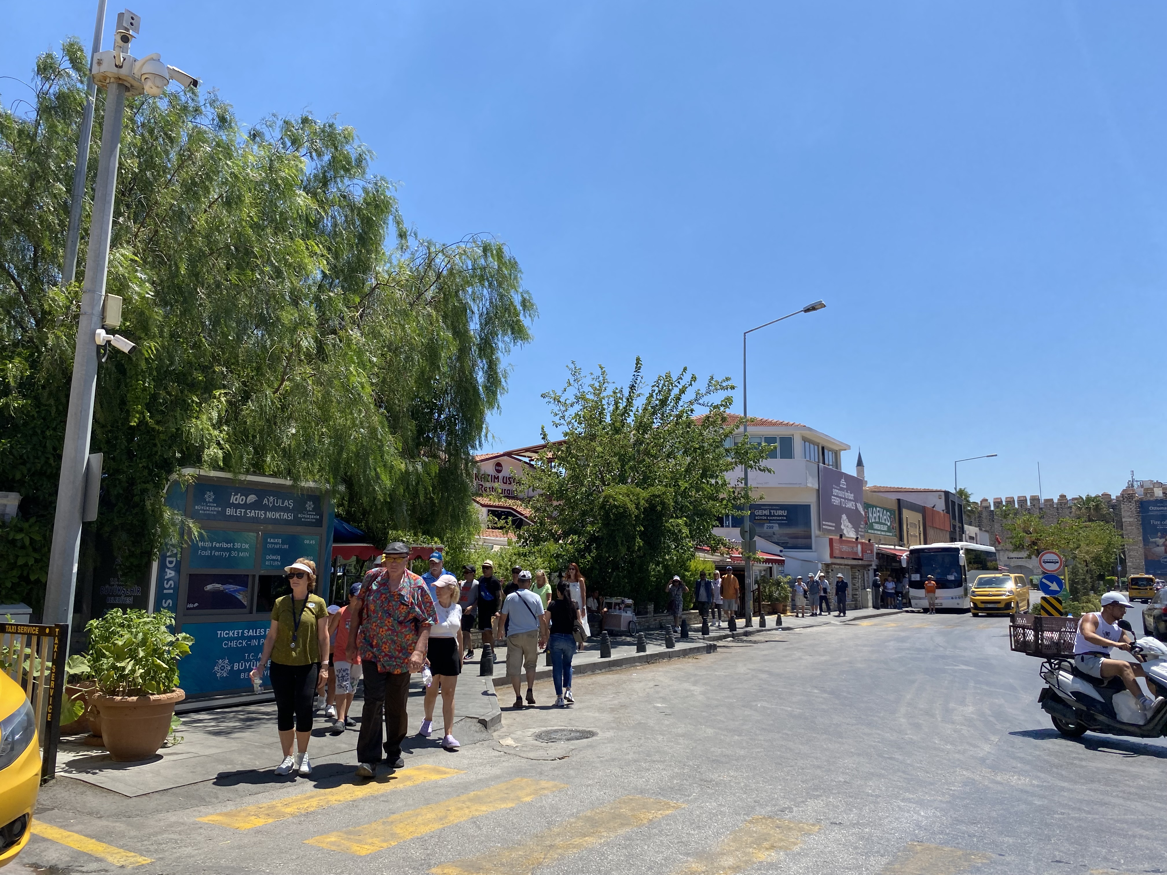 Kuşadası’na 4 kruvaziyer demir attı: Kente 10 bin 600 turist akın etti