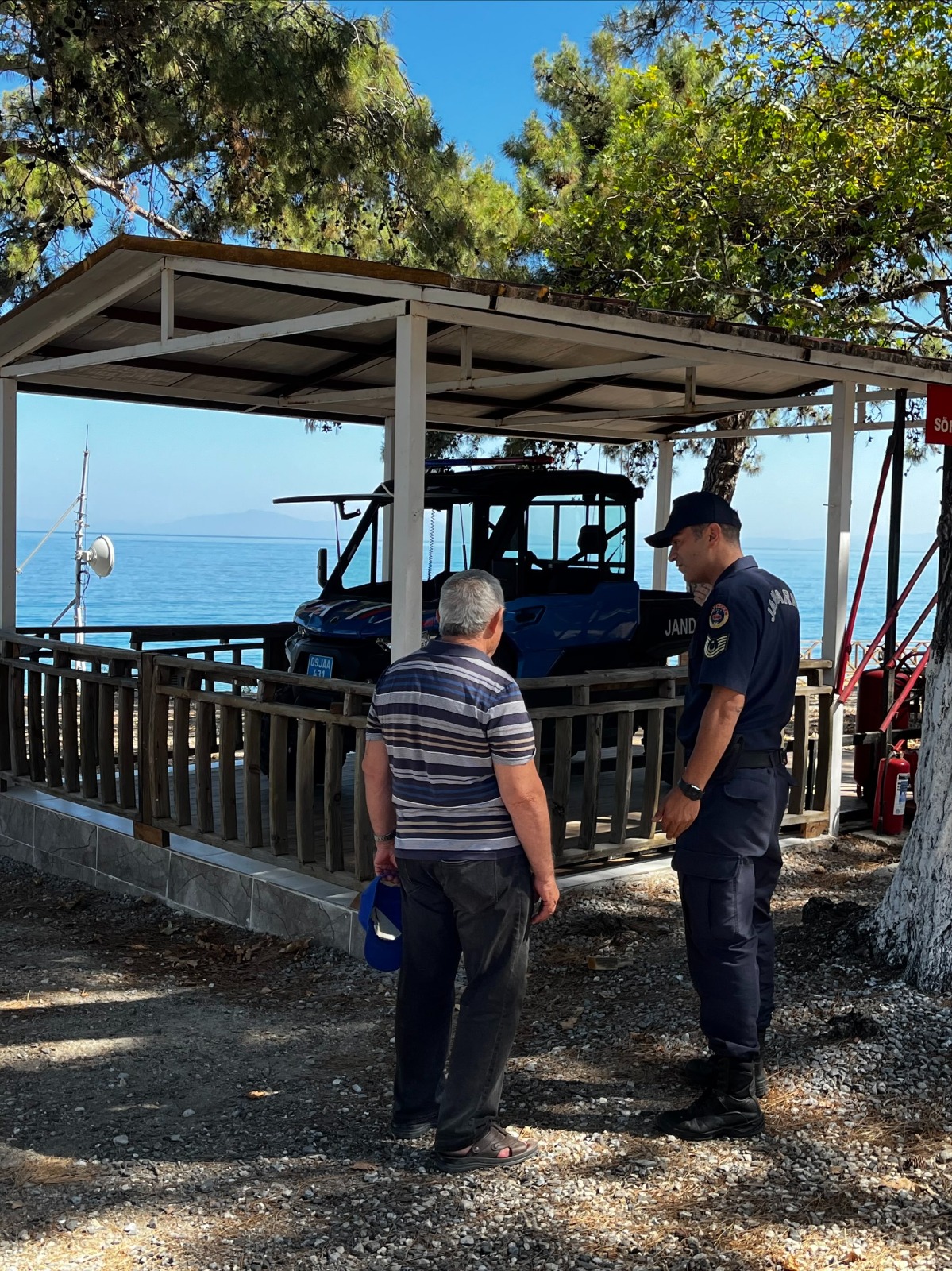 Kuşadası’nda şehit babası Karakolu ziyaret etti