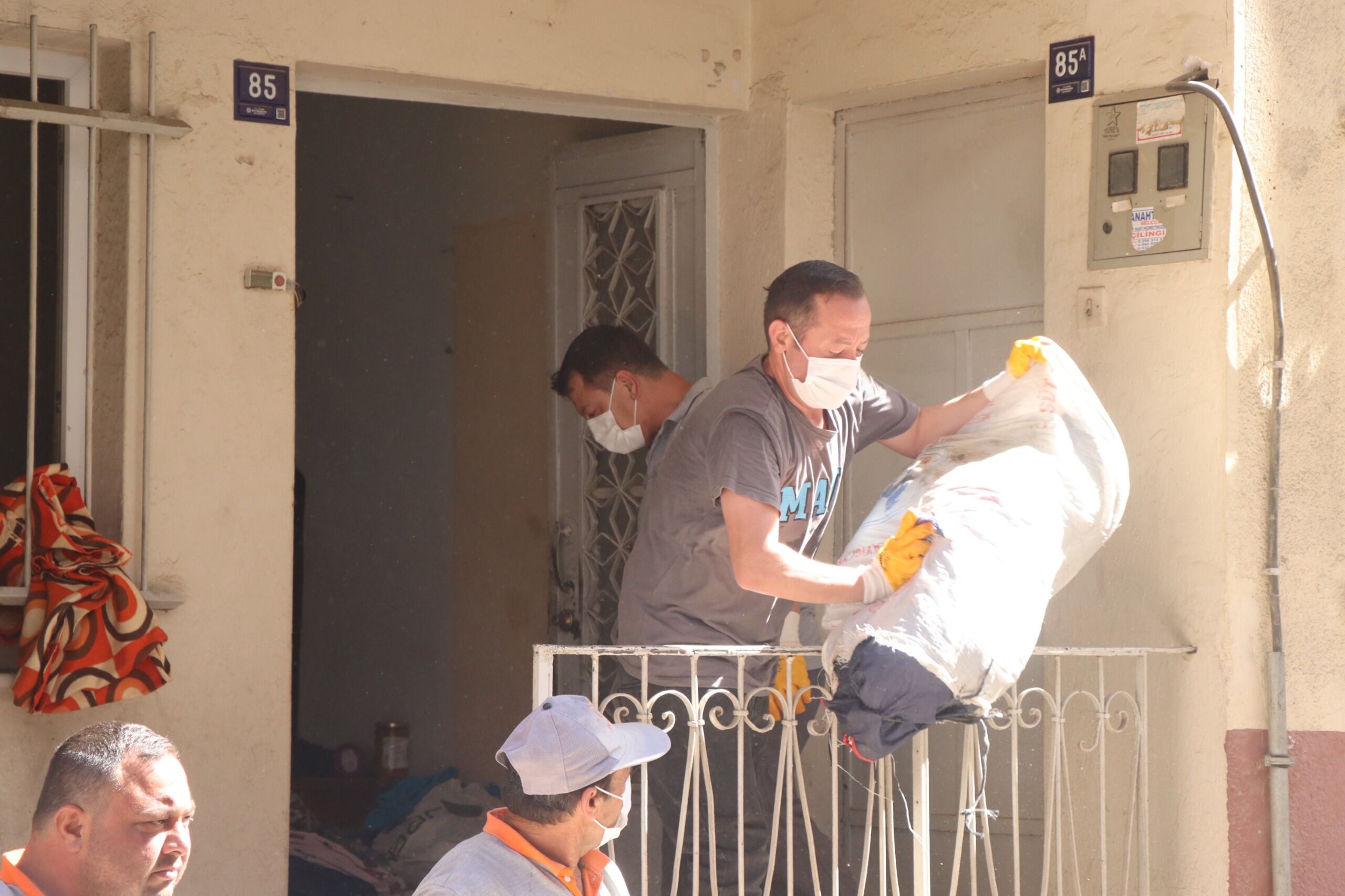 Nazilli'de çöp ev temizlendi: 3 kamyon çöp çıkarıldı