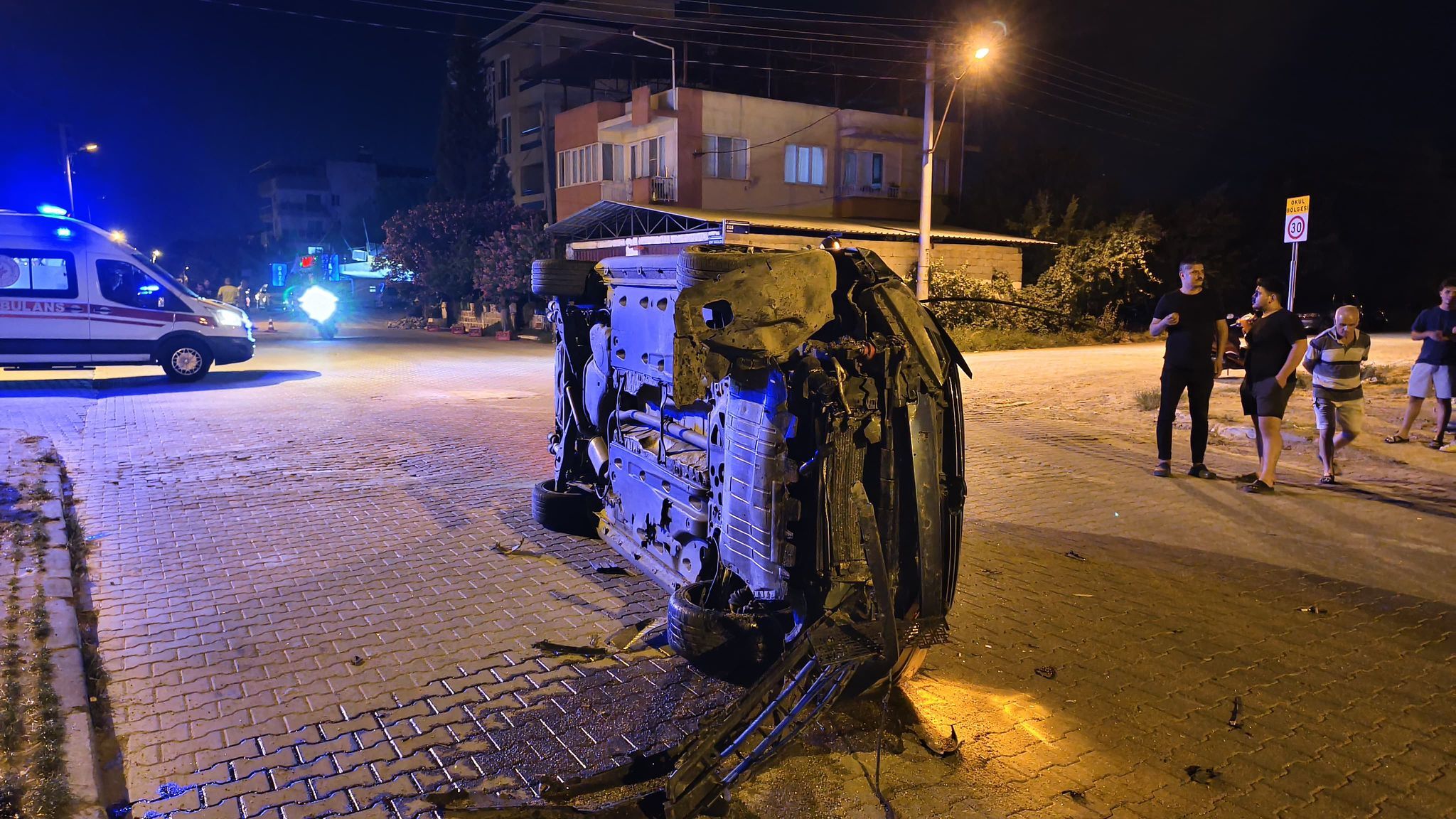 Nazilli’de film sahnesi gibi kaza! Karşı şeride uçan araç otomobilin üstüne düştü!
