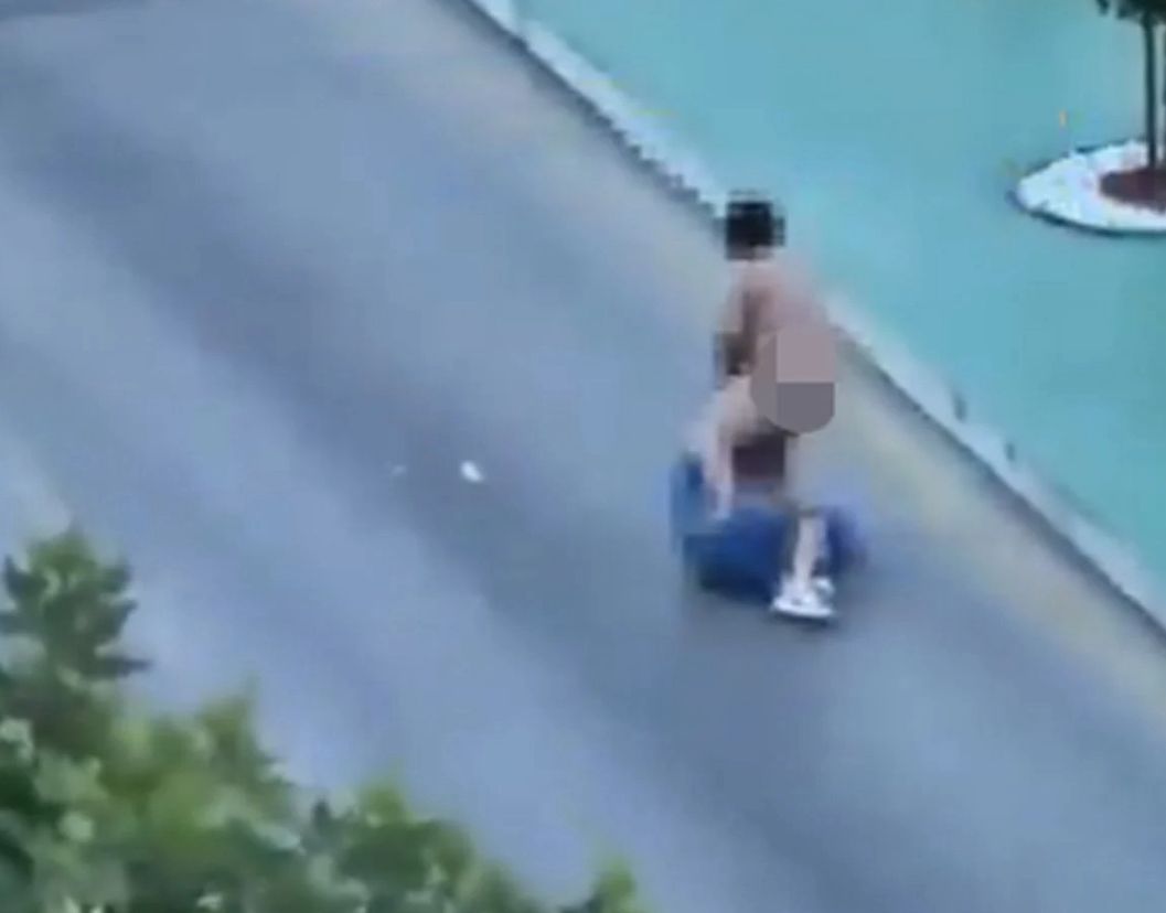 Çıplak kadın sokakta dehşet saçtı