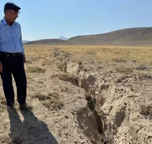 İki ilçenin arasında dev yarık oluştu! Dehşete kapılan vatandaşlar yetkilileri bekliyor