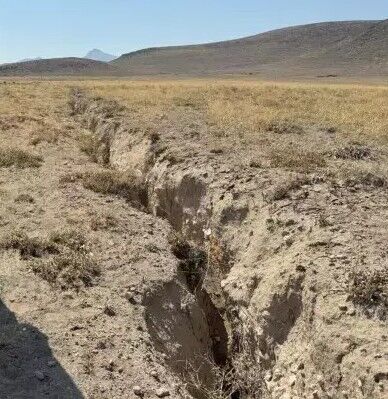 İki ilçenin arasında dev yarık oluştu! Dehşete kapılan vatandaşlar yetkilileri bekliyor
