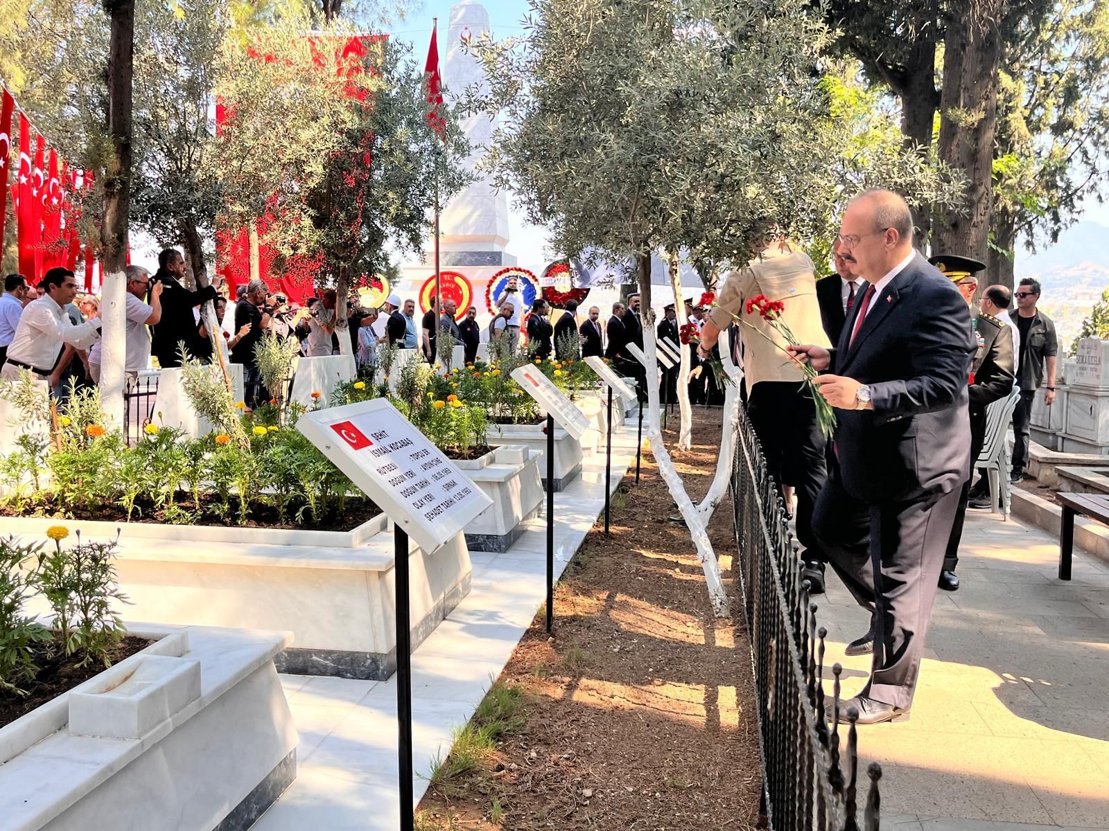 Aydın protokolü şehitlerini unutmadı