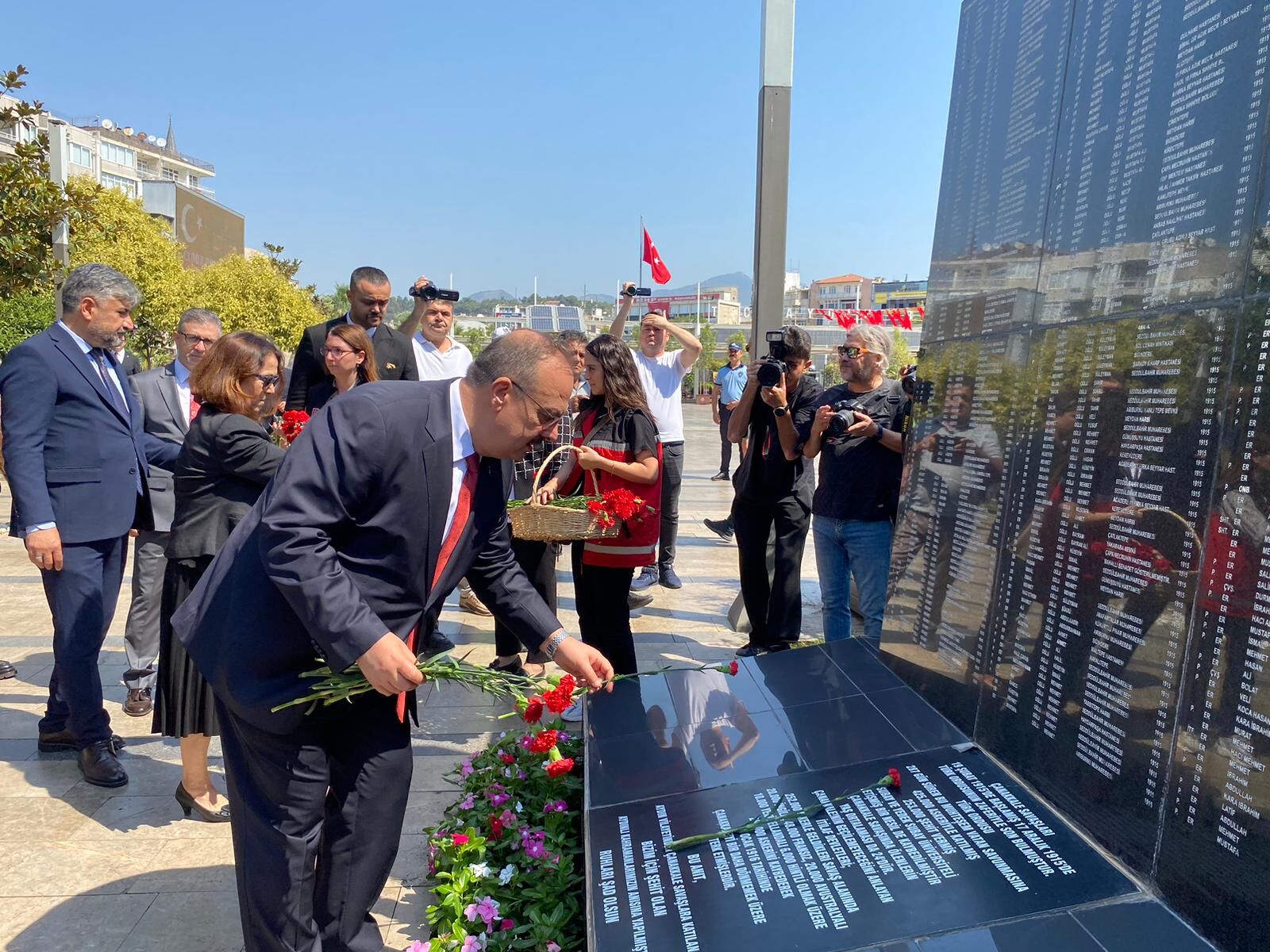 Aydın protokolü şehitlerini unutmadı