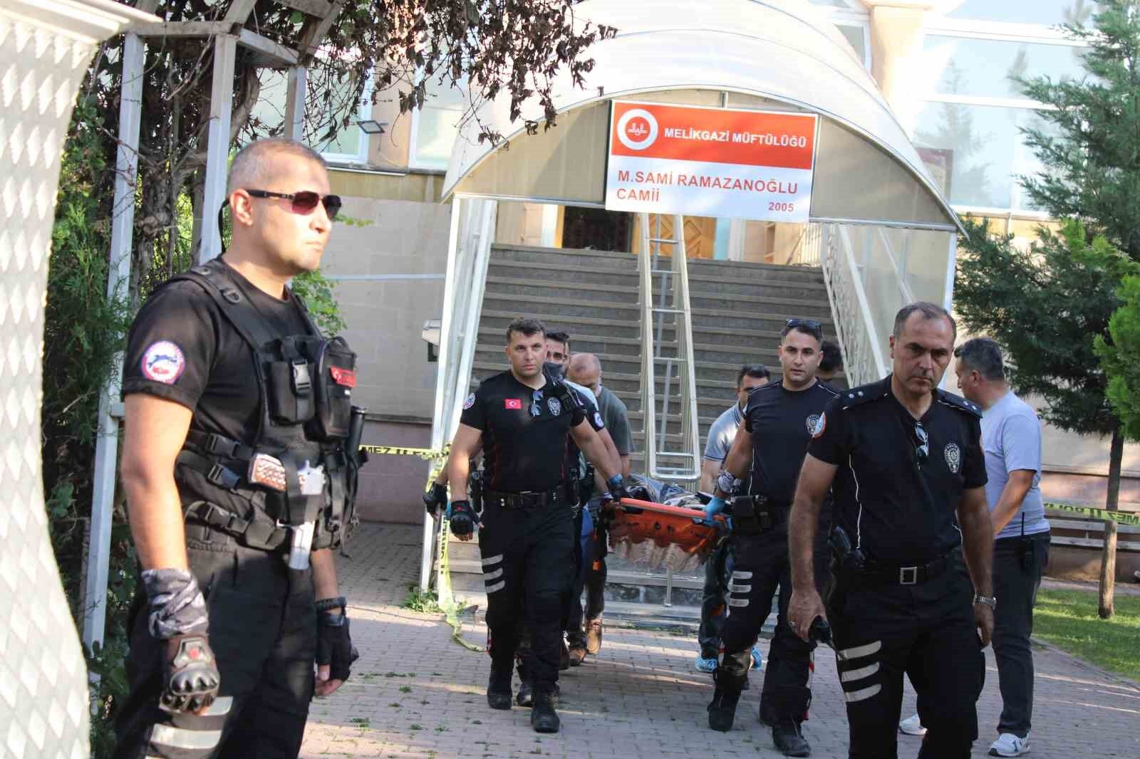 Camide namaz kılarken boğazı kesilerek öldürüldü! Nedenini duyanlar kulaklarına inanamadı