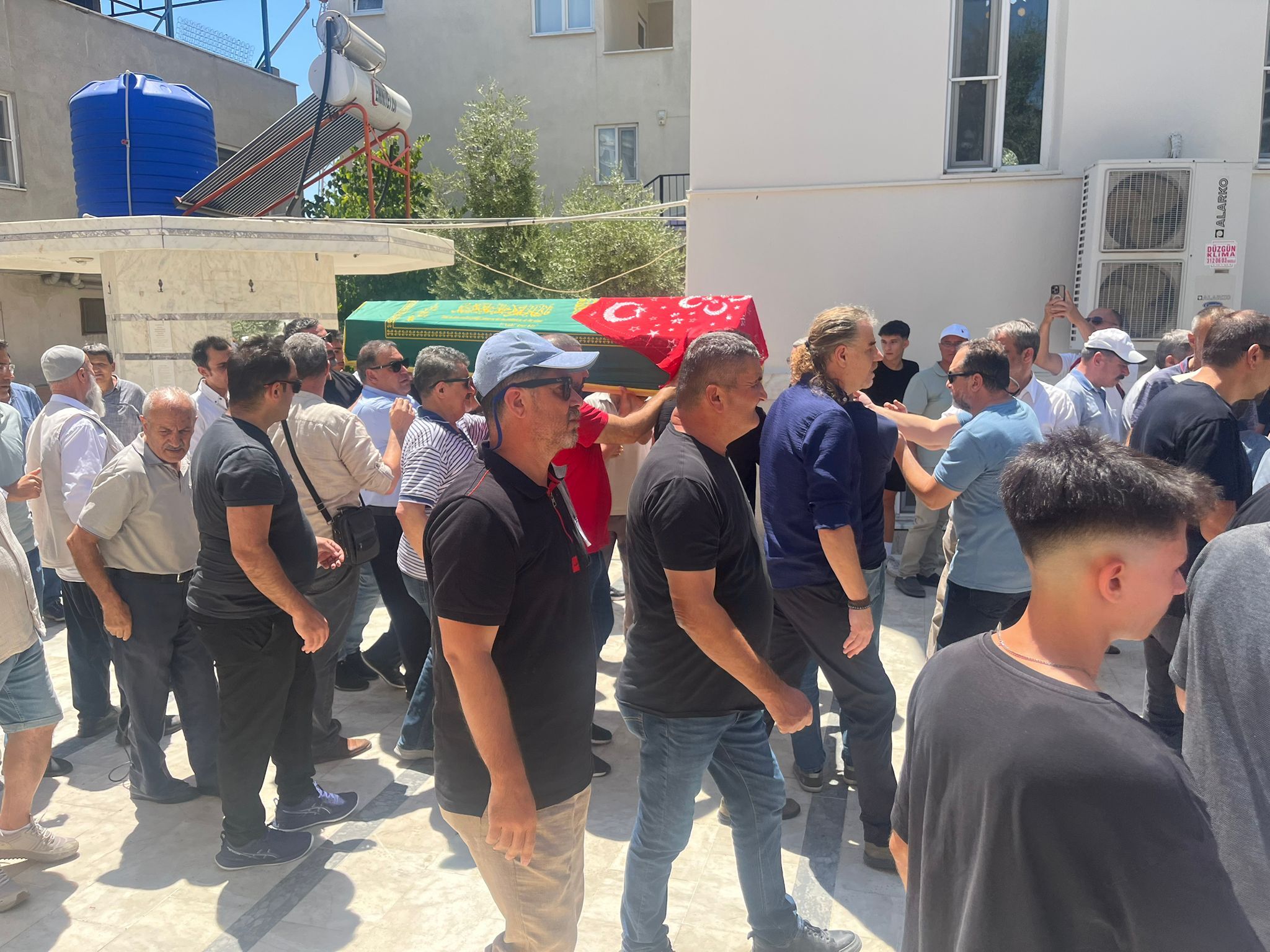 Aydınlı ünlü spiker Nazilli’de toprağa verildi