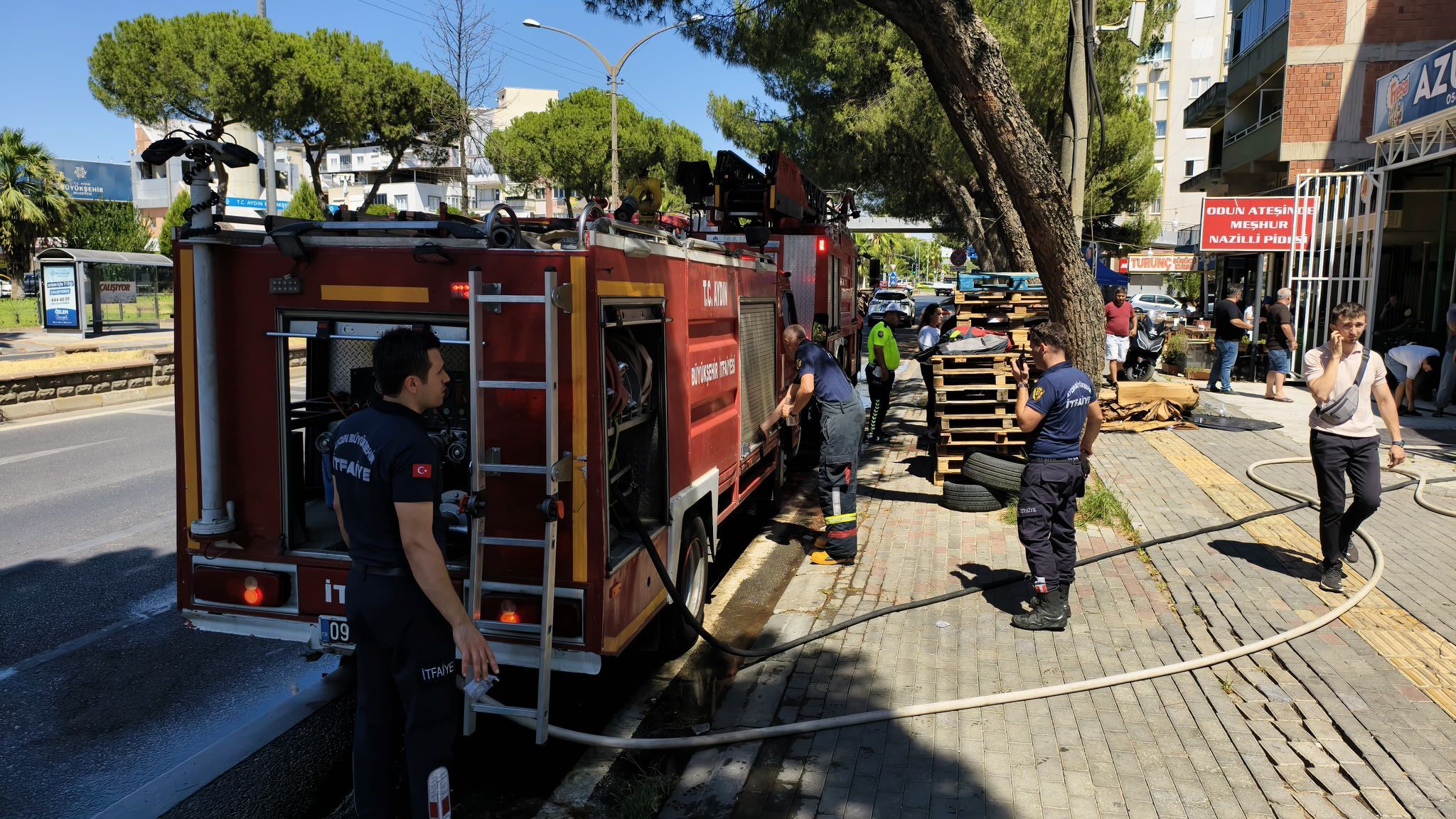 Nazilli’de korkutan yangın! Meşrubat bayisi alev aldı